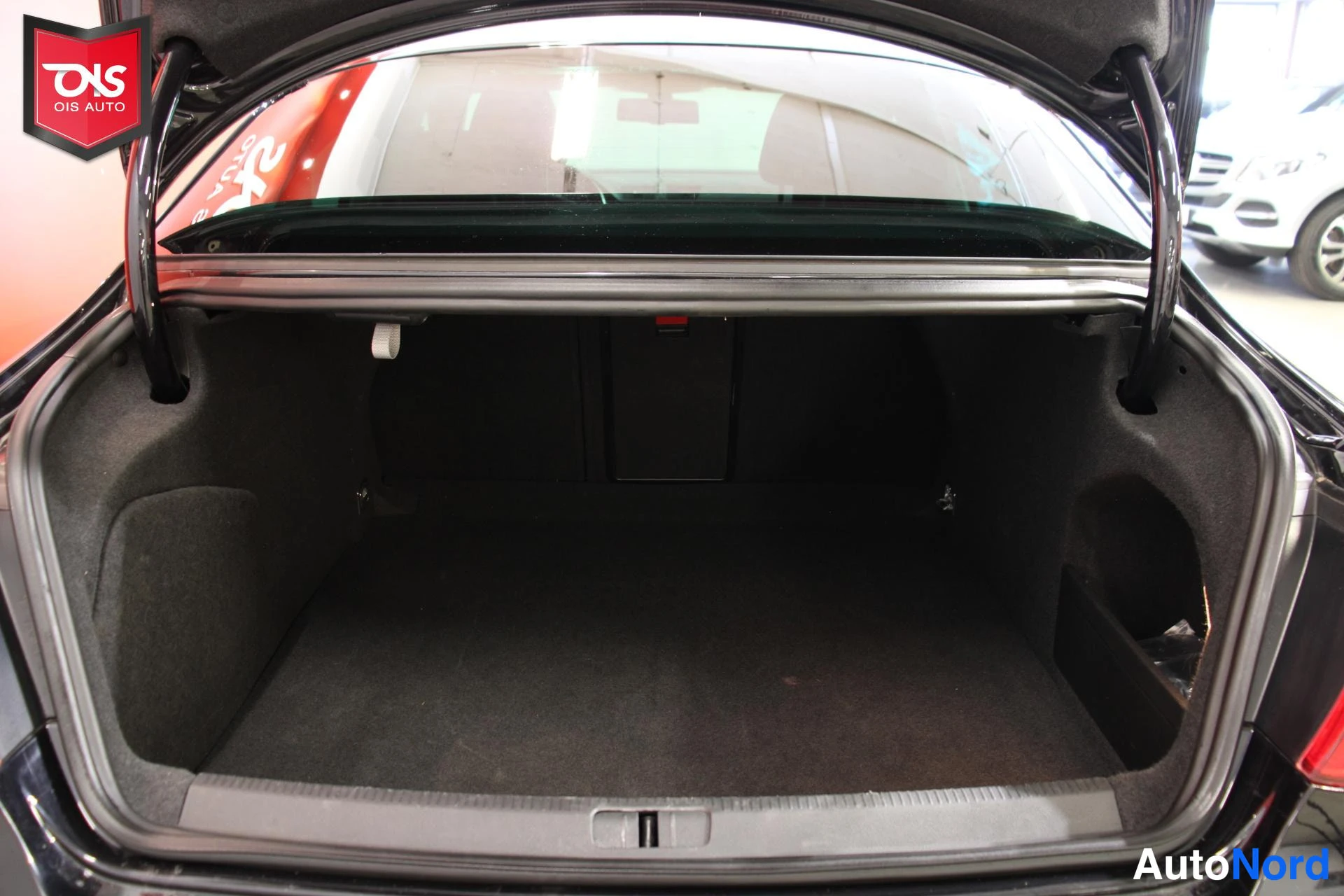 Musta Volkswagen Passat 2009, tavaratila, kuva 16