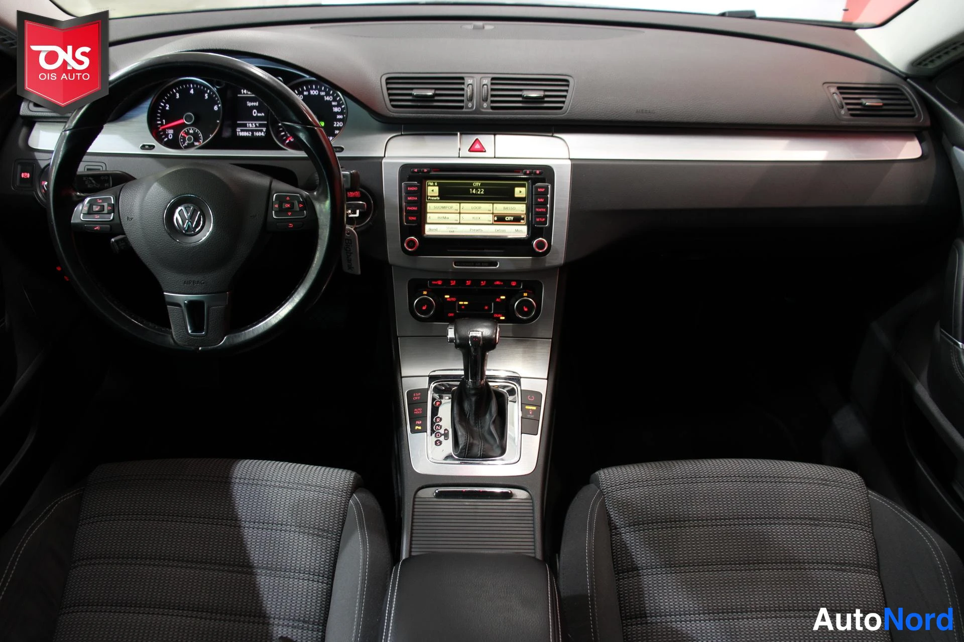 Musta Volkswagen Passat 2009, ohjaamo, kuva 10