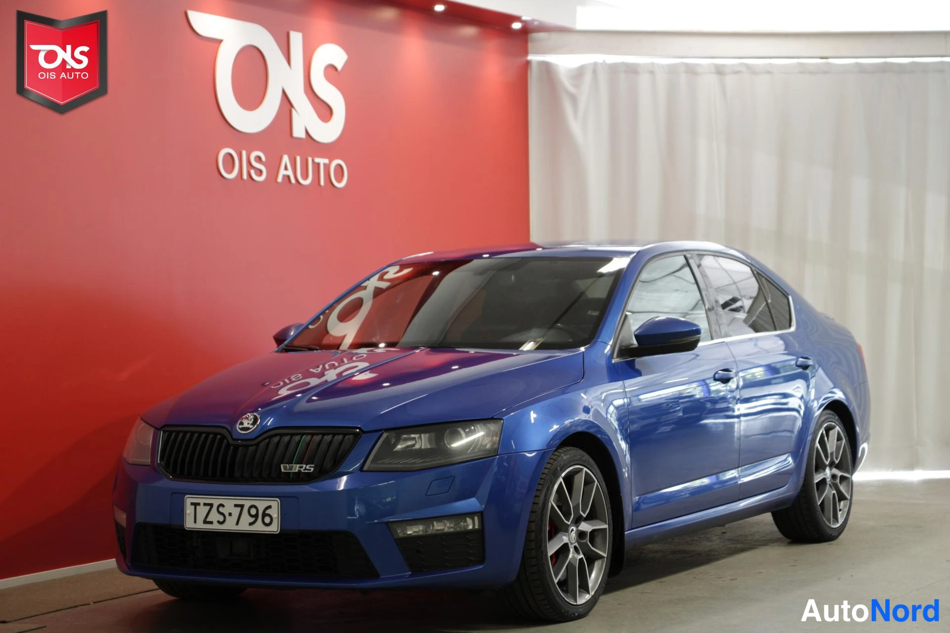 Sininen Skoda Octavia RS 2015, etuviisto, keula vasemmalle, kuva 2