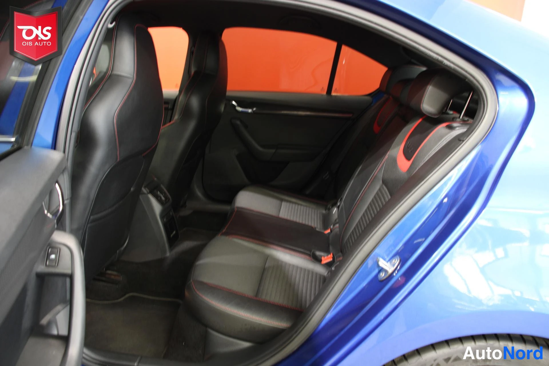 Sininen Skoda Octavia RS 2015, takaistuimet, kuva 15