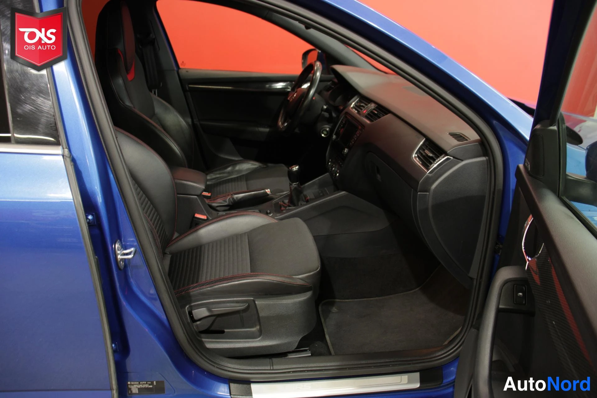Sininen Skoda Octavia RS 2015, etuistuimet, kuva 12