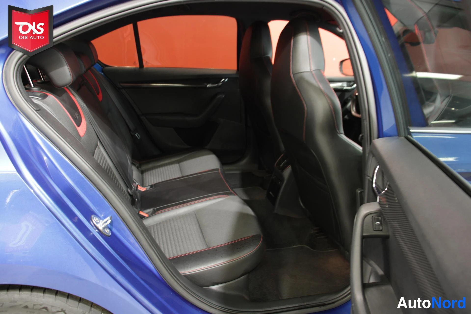 Sininen Skoda Octavia RS 2015, takaistuimet, kuva 14