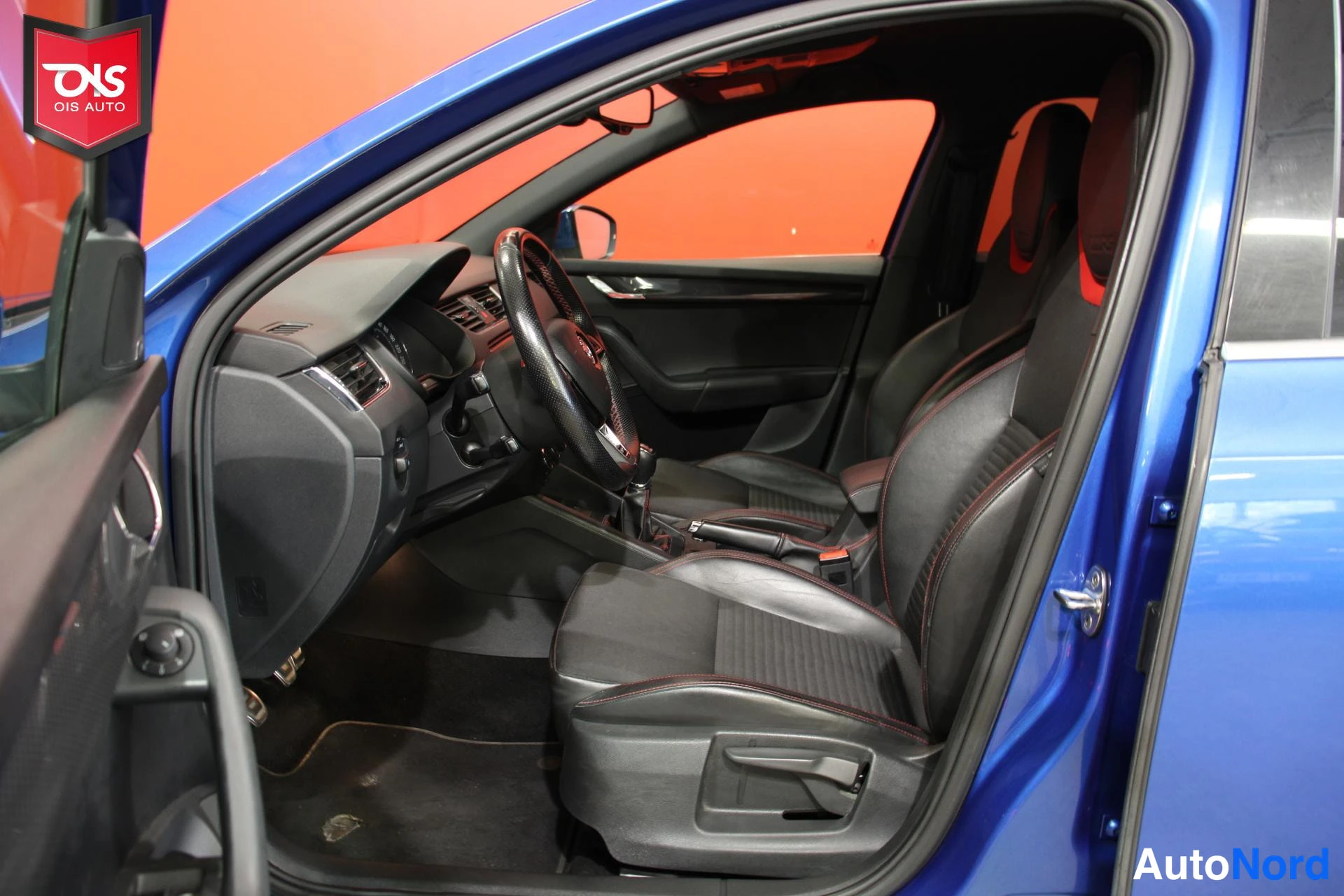 Sininen Skoda Octavia RS 2015, ohjaamo, kuva 11