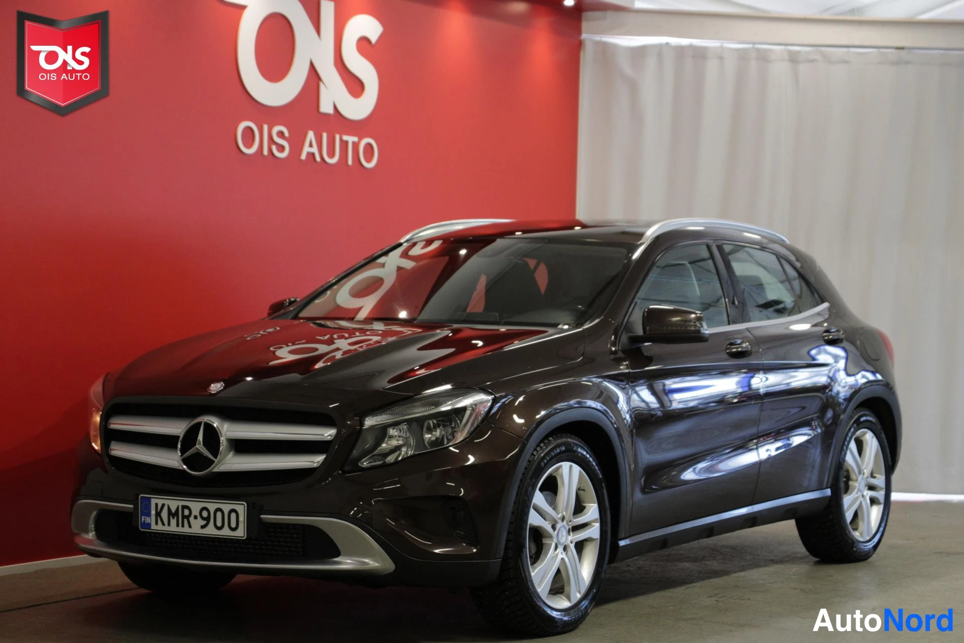 Ruskea Mercedes-Benz GLA 2014, etuviisto, keula vasemmalle, kuva 2