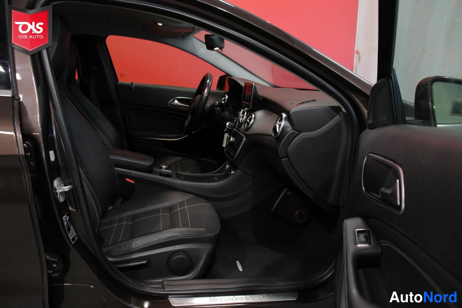 Ruskea Mercedes-Benz GLA 2014, ohjaamo, kuva 11