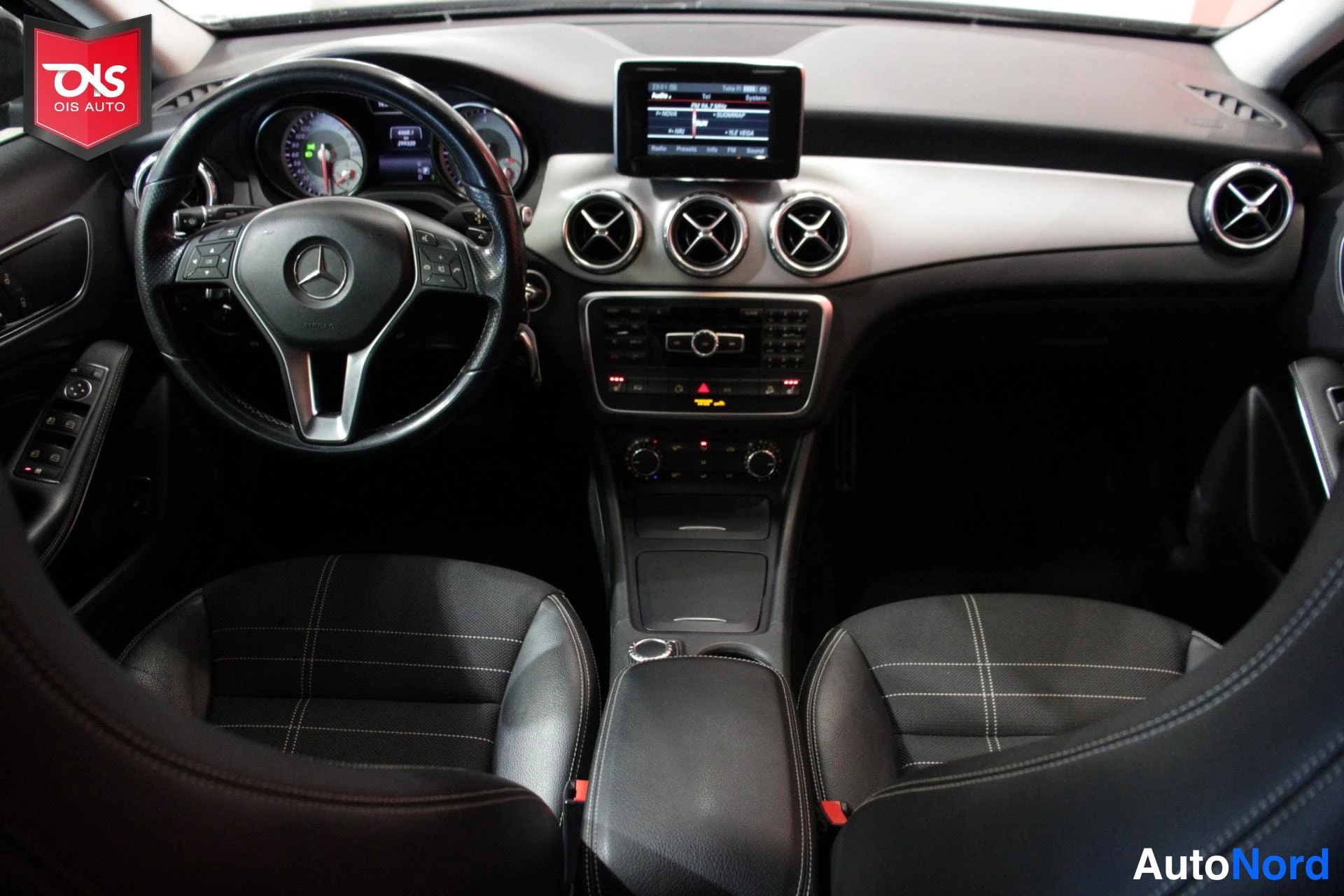 Ruskea Mercedes-Benz GLA 2014, ohjaamo, kuva 12
