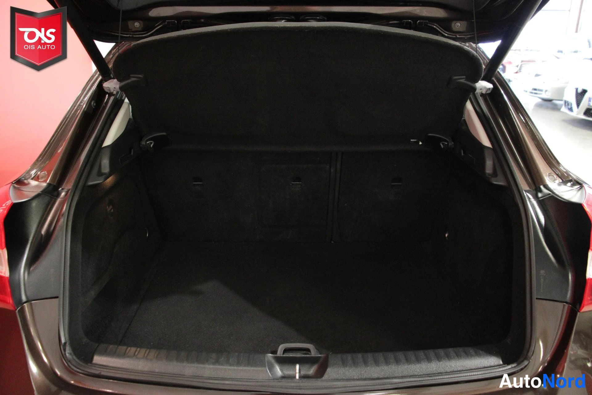 Ruskea Mercedes-Benz GLA 2014, tavaratila, kuva 15