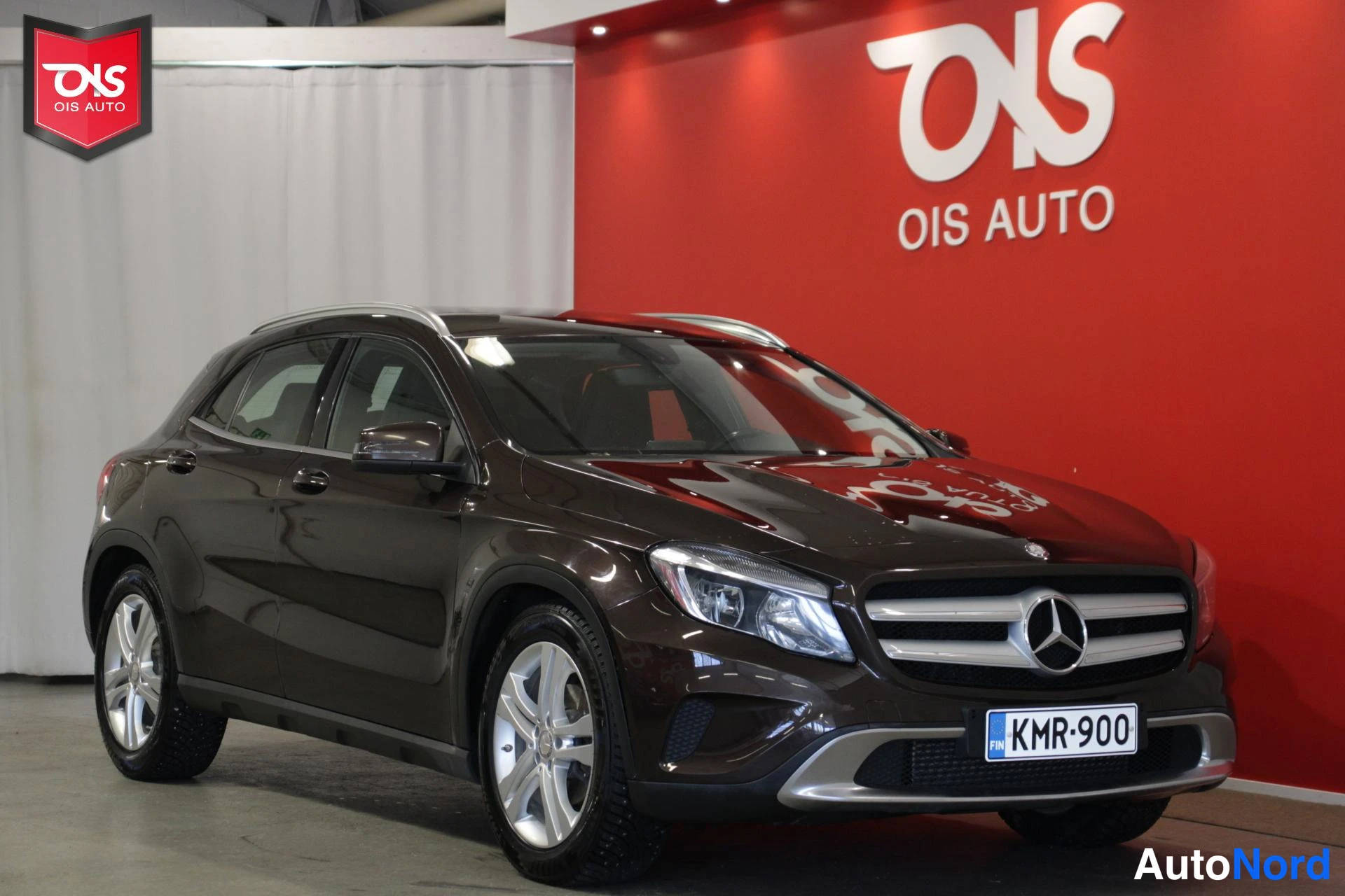 Ruskea Mercedes-Benz GLA 2014, etuviisto, keula oikealle, kuva 3