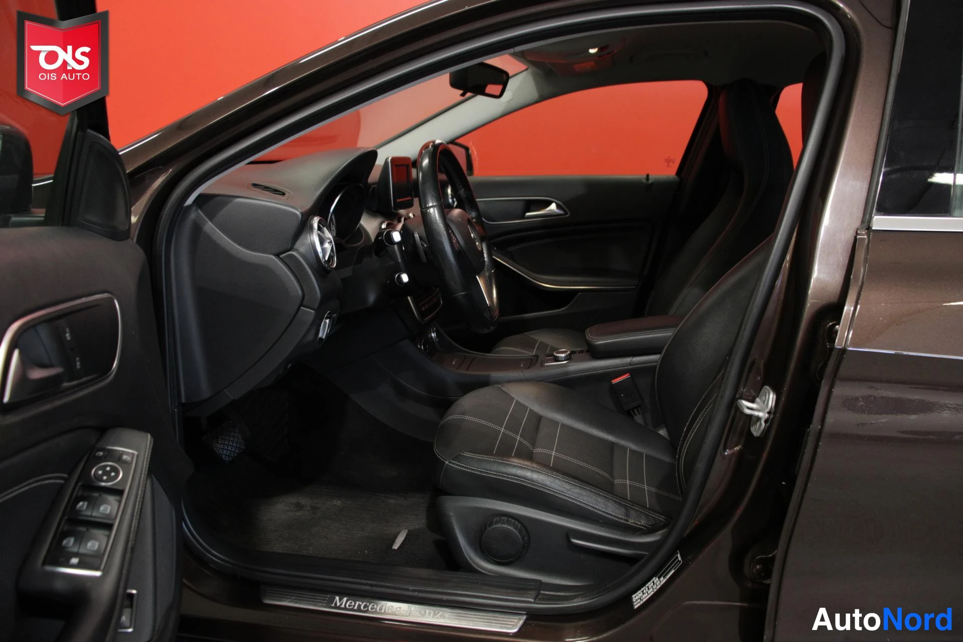 Ruskea Mercedes-Benz GLA 2014, ohjaamo, kuva 9