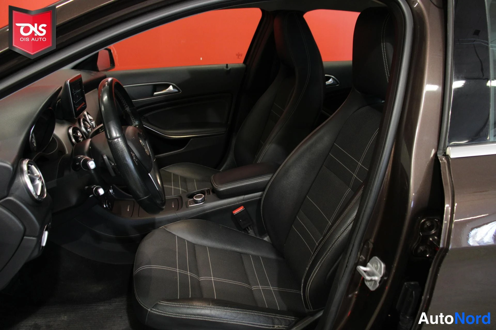 Ruskea Mercedes-Benz GLA 2014, ohjaamo, kuva 10