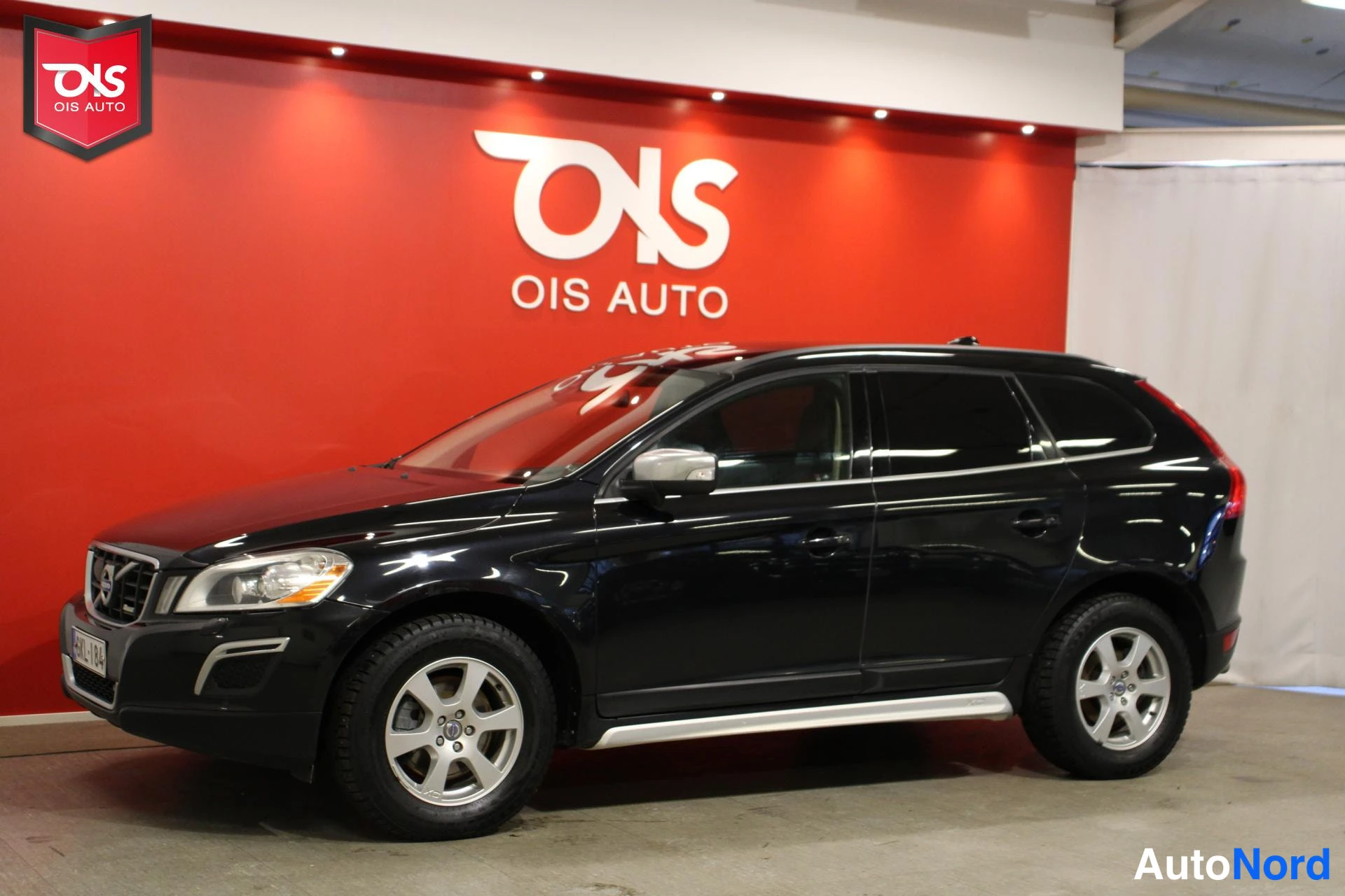 Musta Volvo XC60 2012, etuviisto, keula vasemmalle, kuva 2