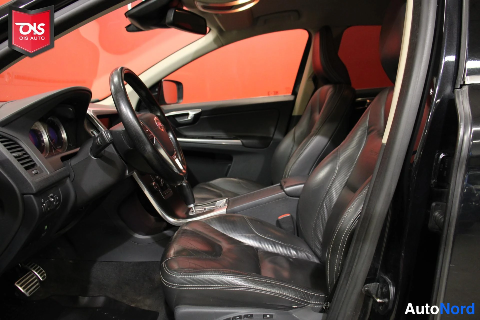 Musta Volvo XC60 2012, etuistuimet, kuva 11