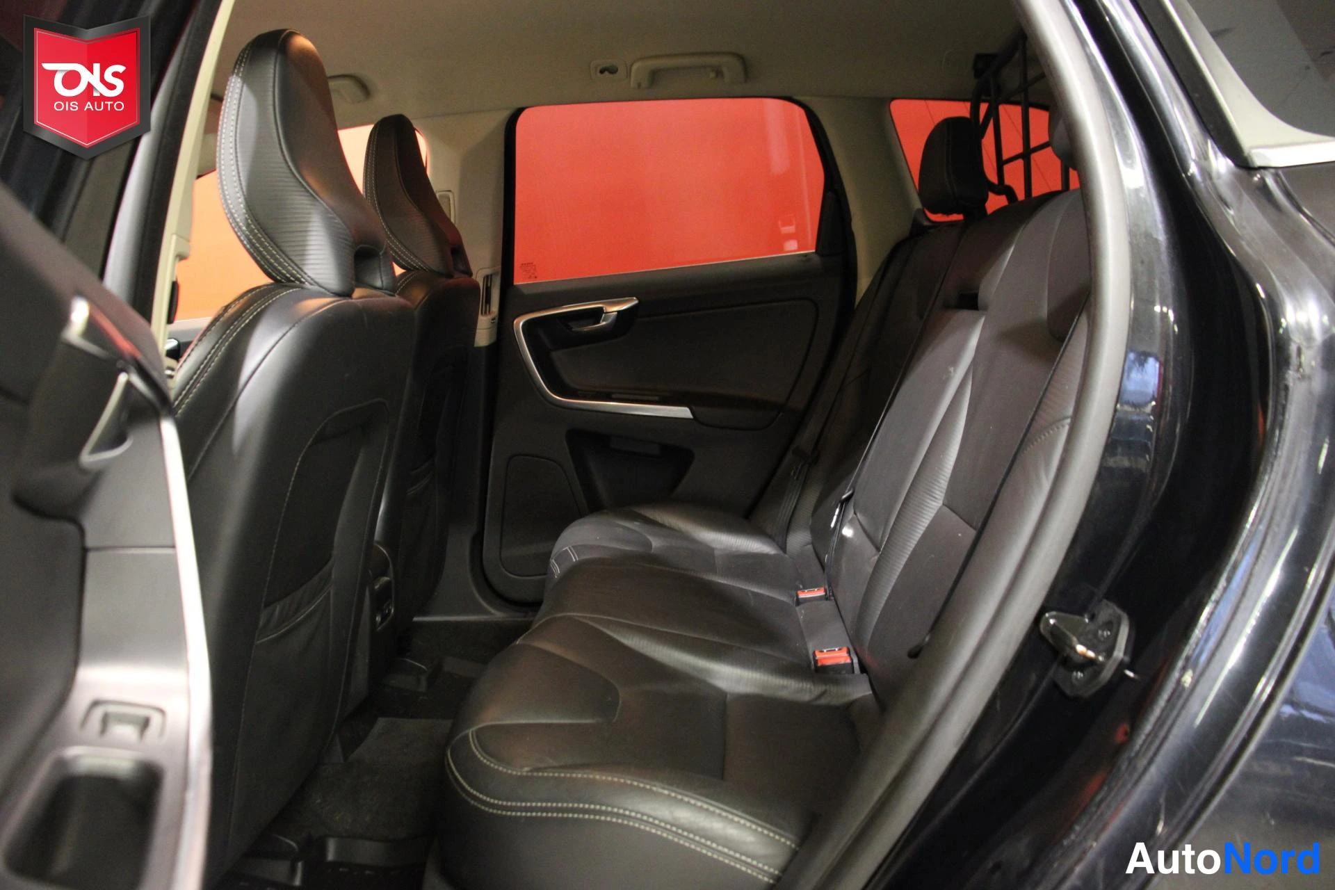 Musta Volvo XC60 2012, takaistuimet, kuva 12