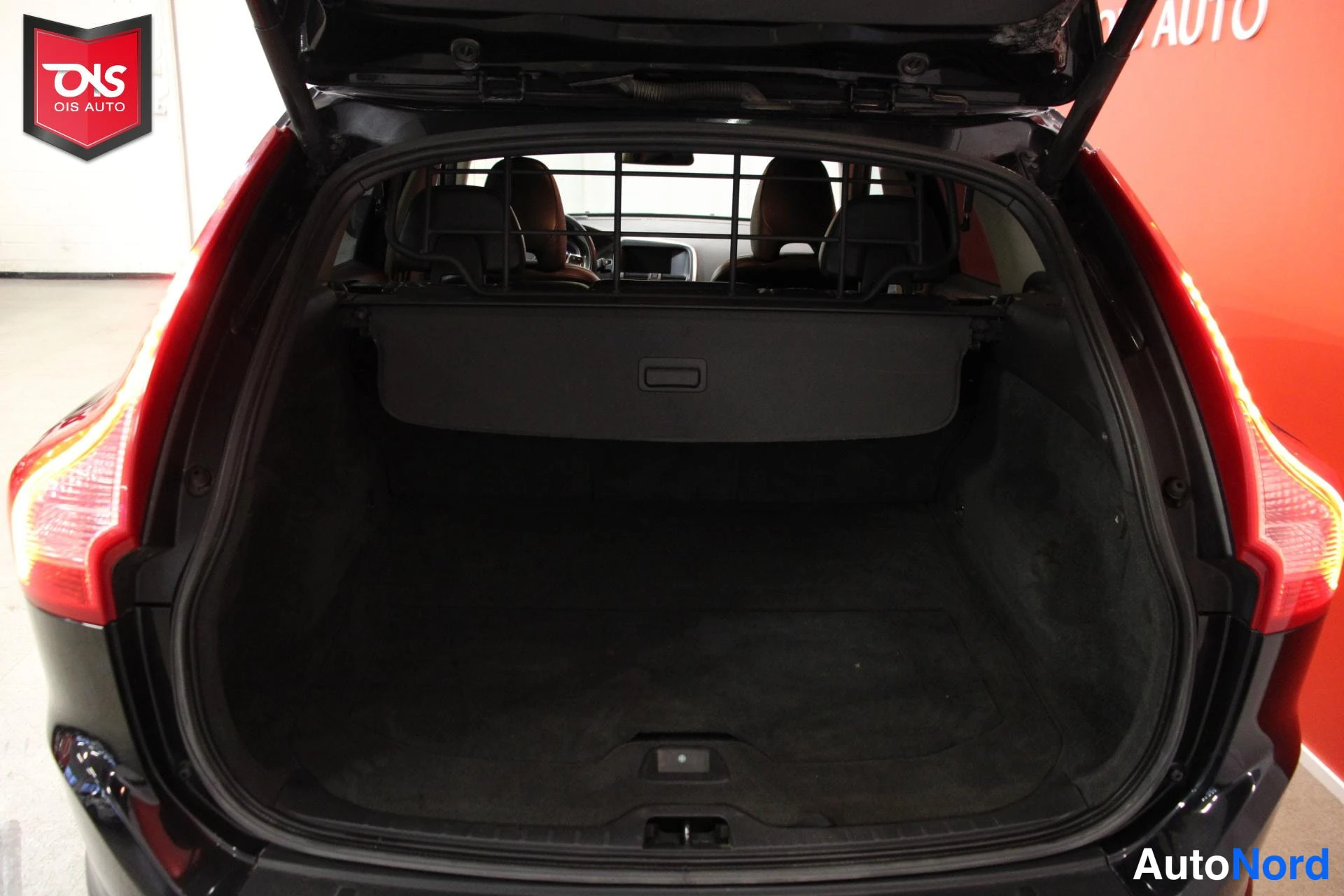 Musta Volvo XC60 2012, tavaratila, kuva 14