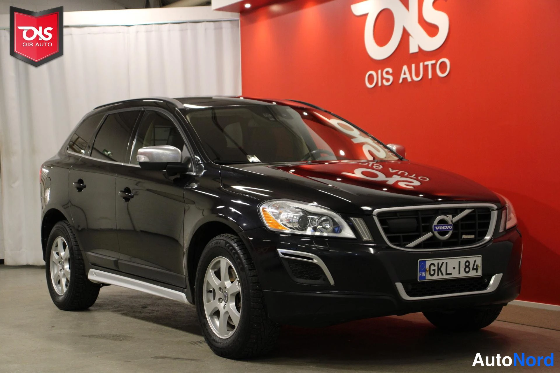 Musta Volvo XC60 2012, etuviisto, keula oikealle, kuva 3