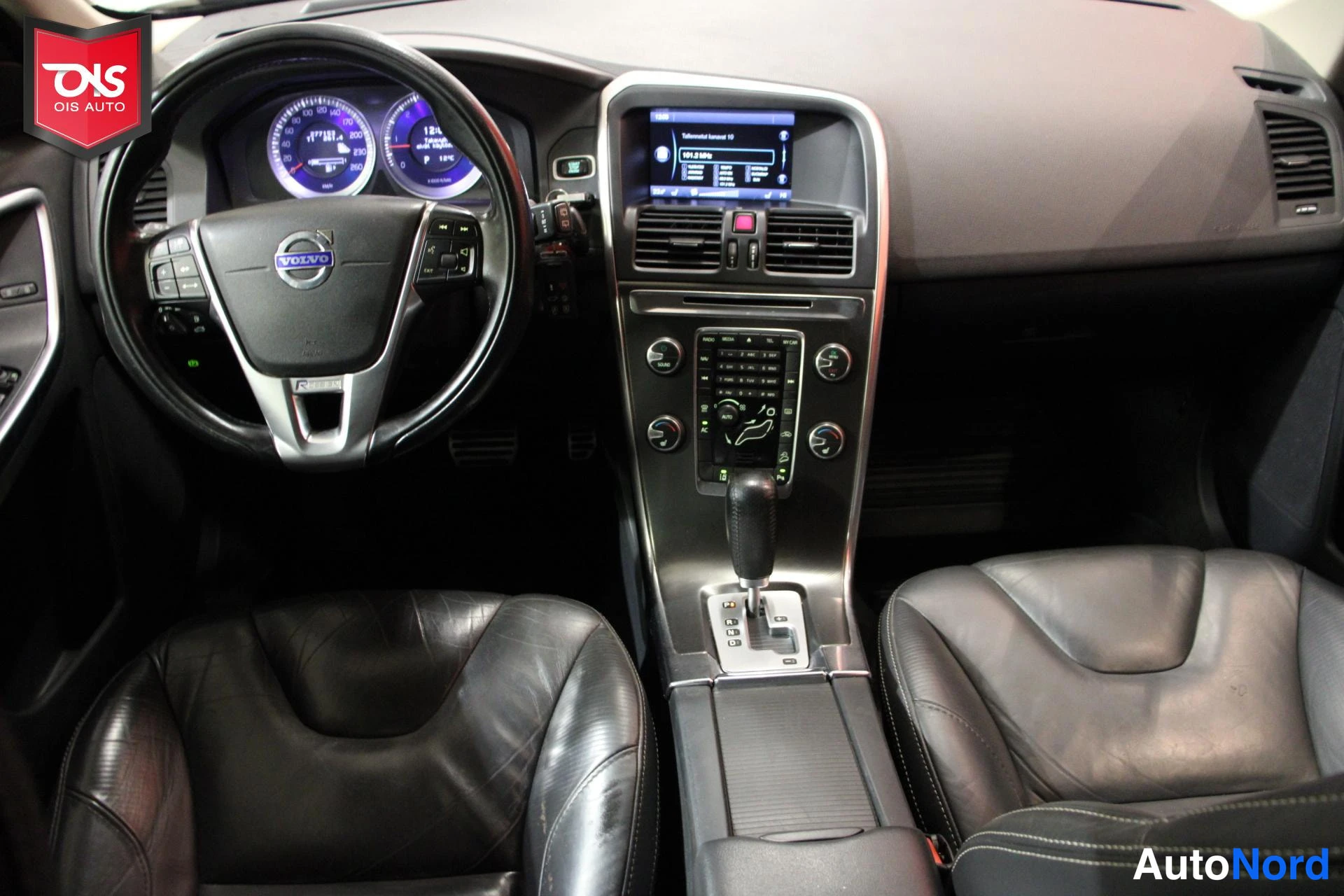 Musta Volvo XC60 2012, ohjaamo, kuva 9