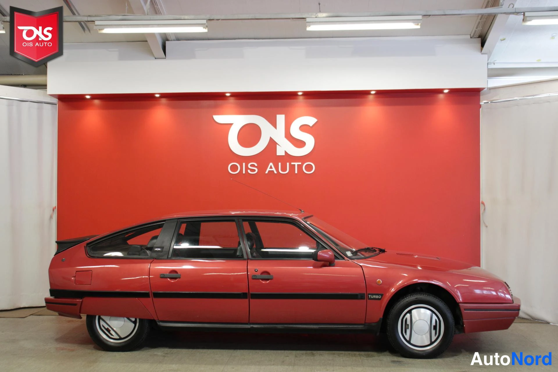 Punainen Citroen CX 1985, etuviisto, keula oikealle, kuva 5