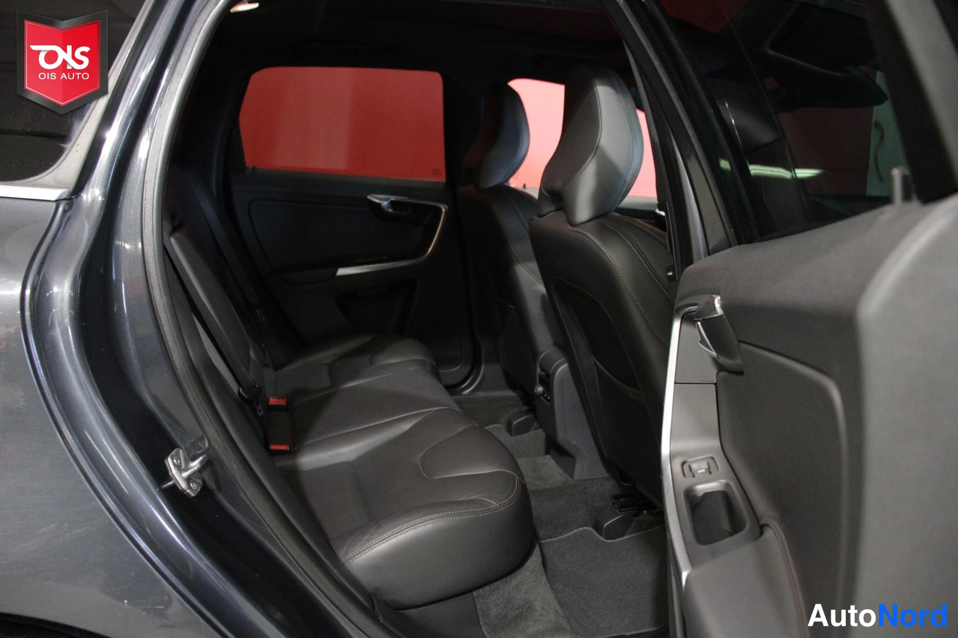 Harmaa Volvo XC60 2016, takaistuimet, kuva 14