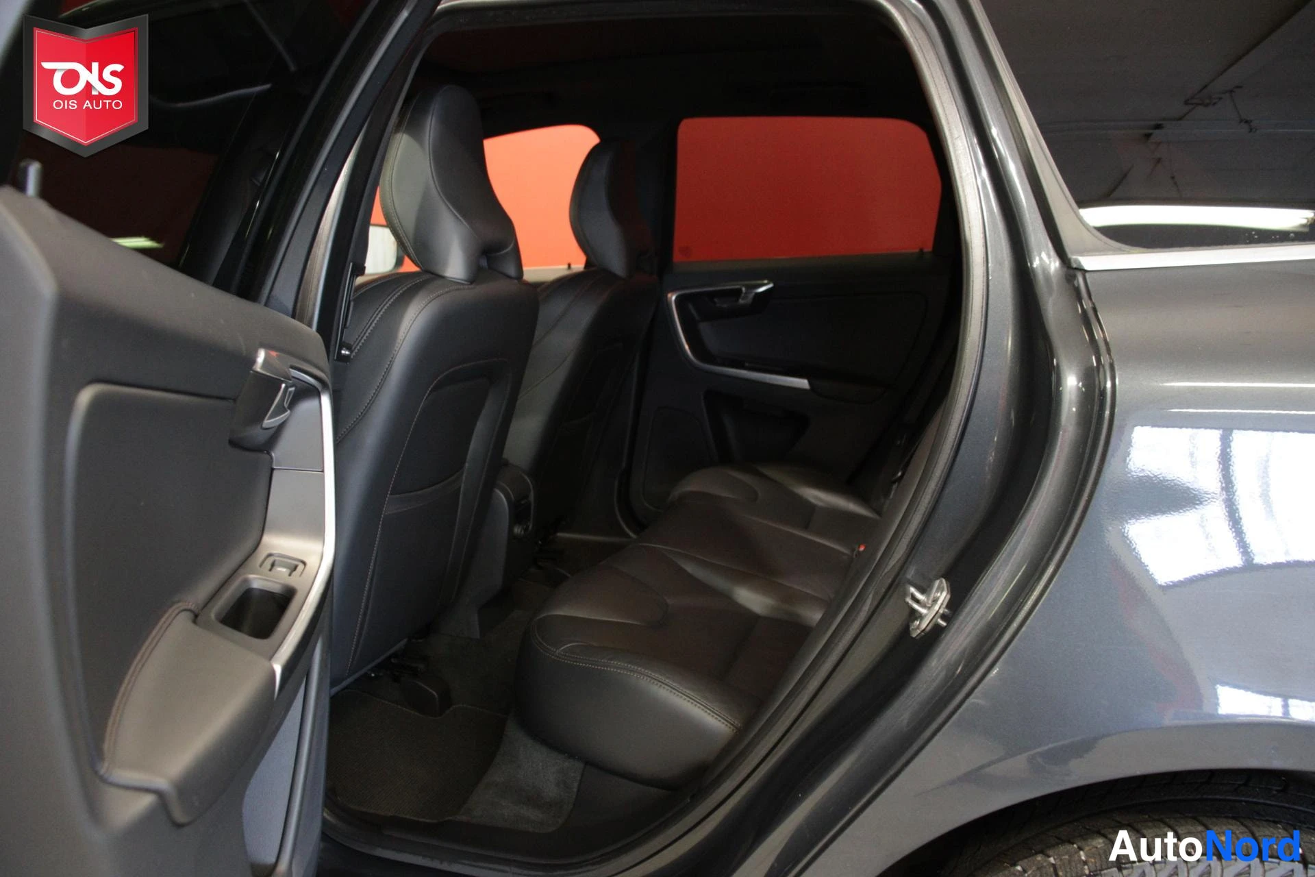 Harmaa Volvo XC60 2016, takaistuimet, kuva 13