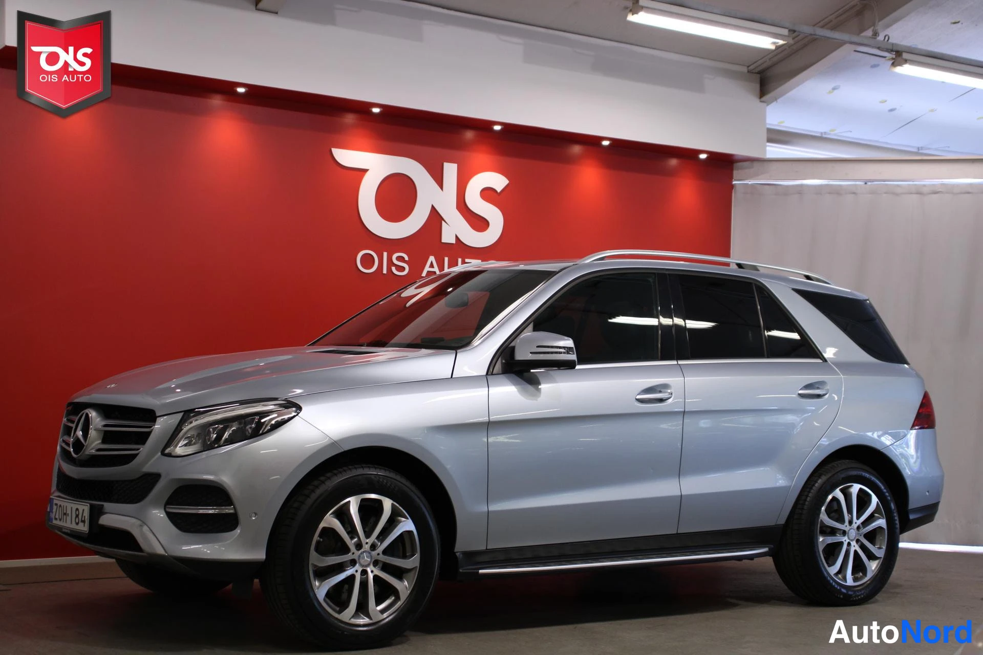 Sininen Mercedes-Benz GLE 2016, etuviisto, keula vasemmalle, kuva 2