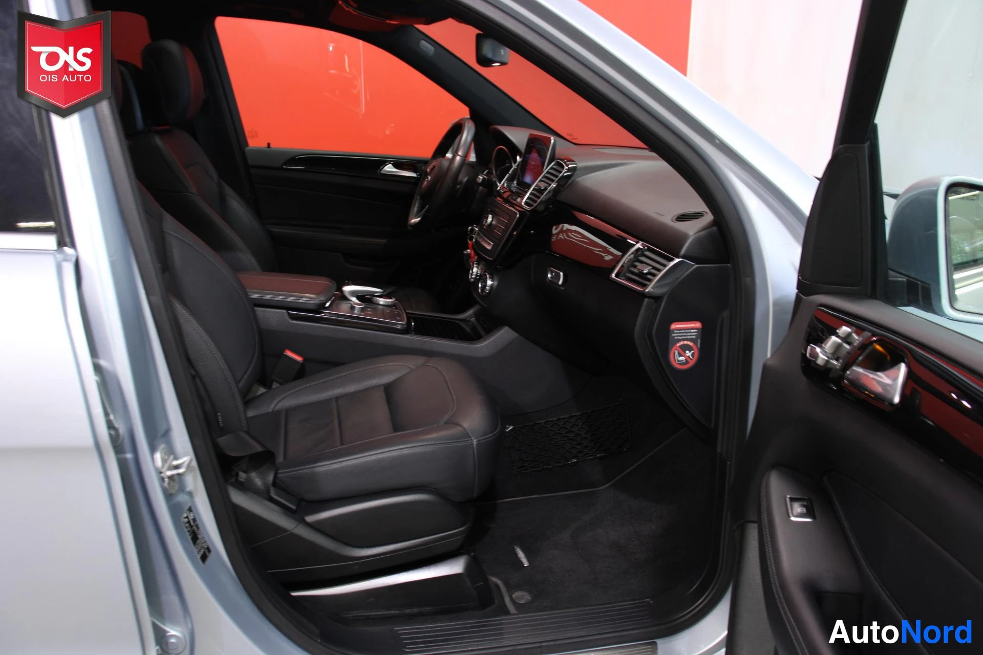 Sininen Mercedes-Benz GLE 2016, etuistuimet, kuva 13