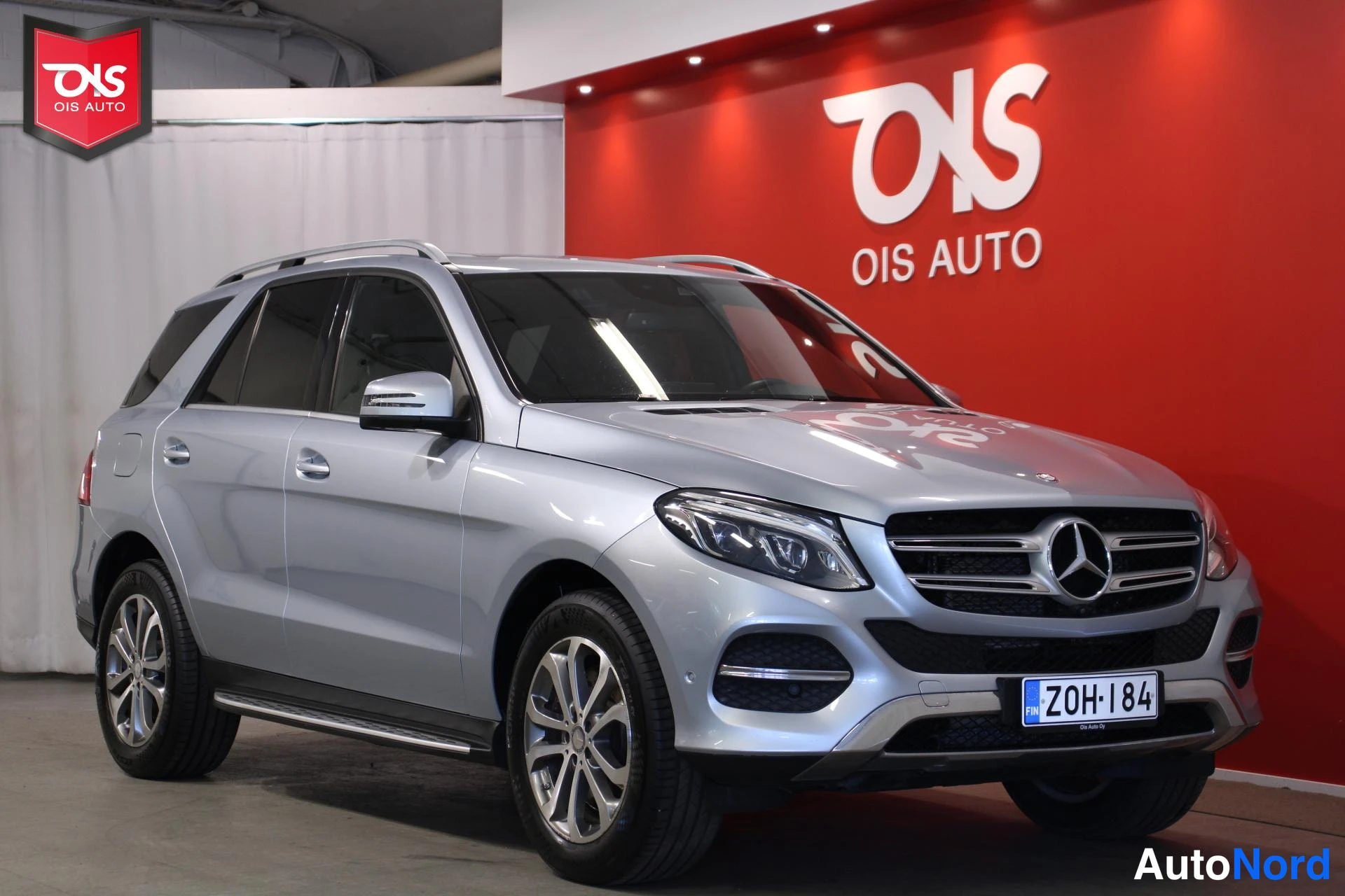 Sininen Mercedes-Benz GLE 2016, etuviisto, keula oikealle, kuva 3