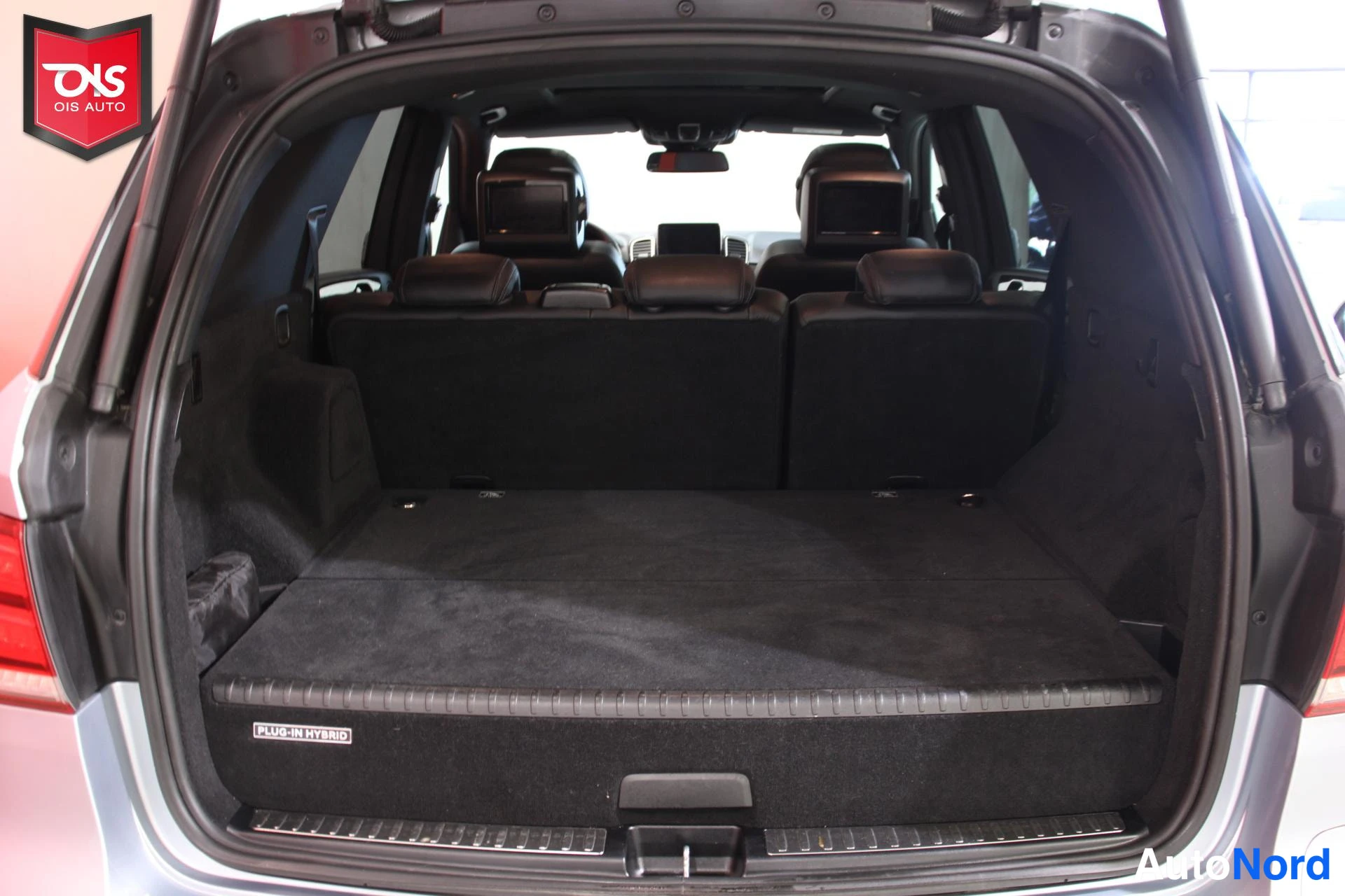 Sininen Mercedes-Benz GLE 2016, tavaratila, kuva 18
