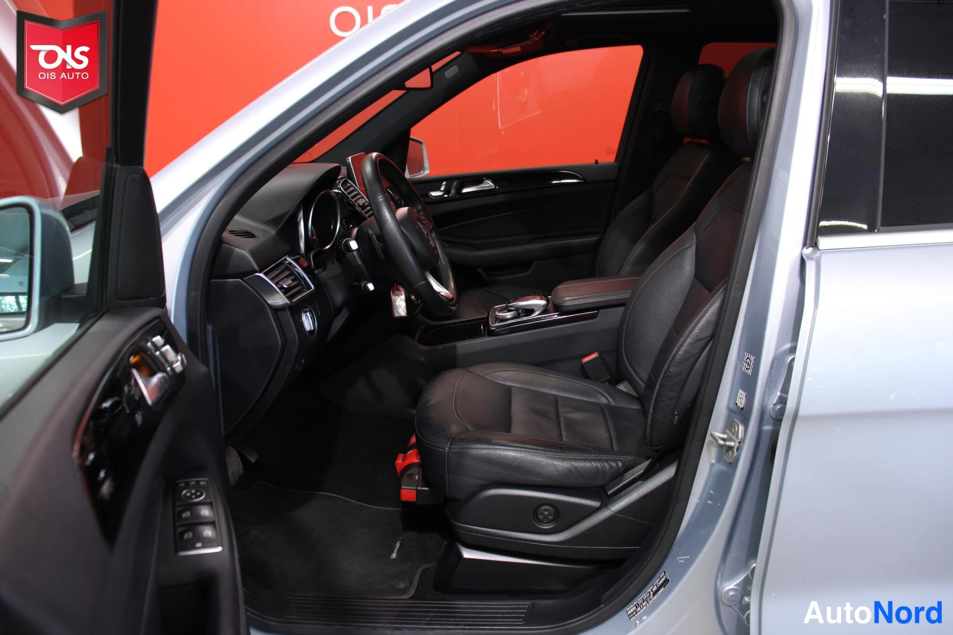 Sininen Mercedes-Benz GLE 2016, ohjaamo, kuva 11