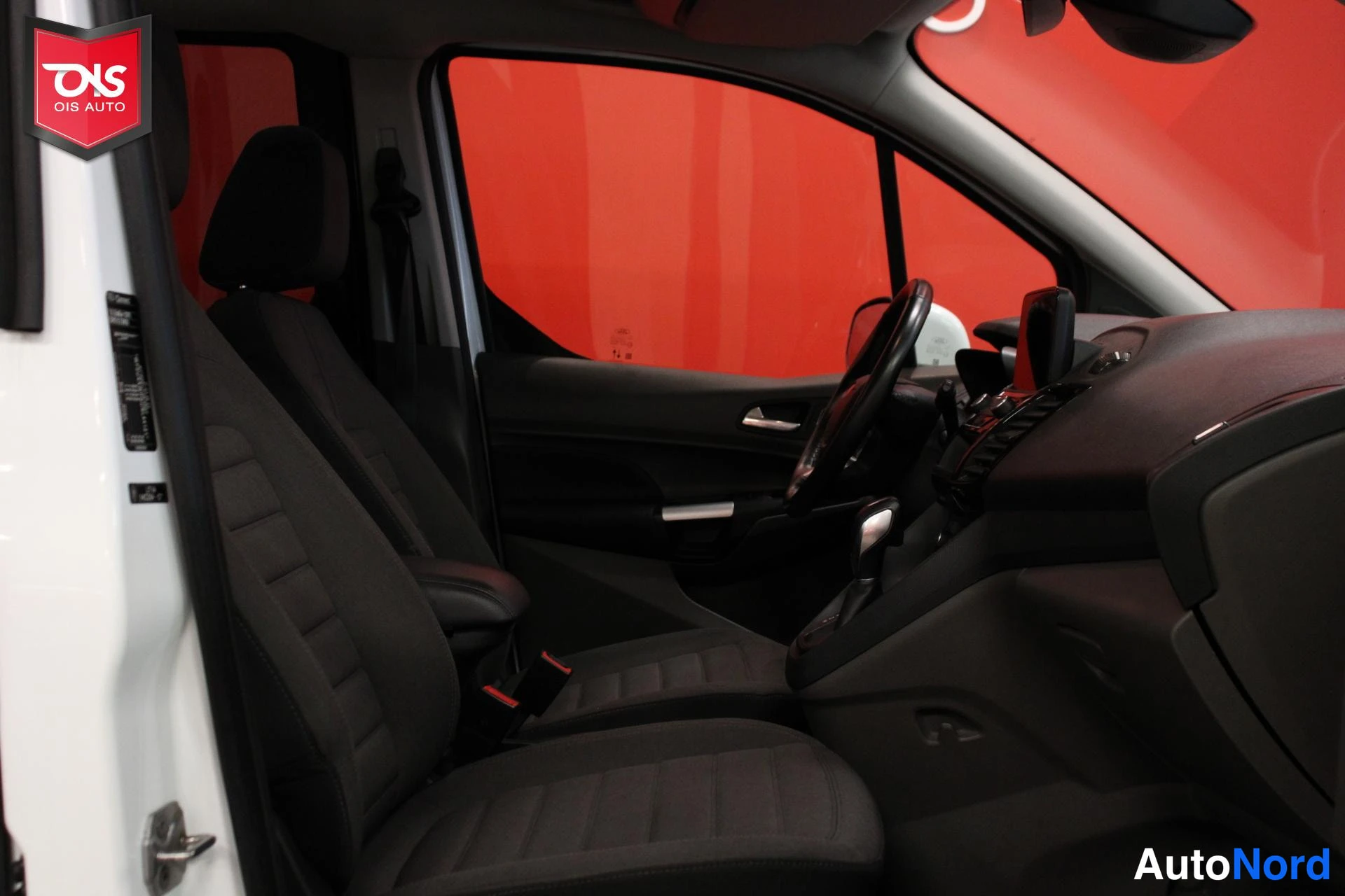 Valkoinen Ford Tourneo Connect 2022, etuistuimet, kuva 15