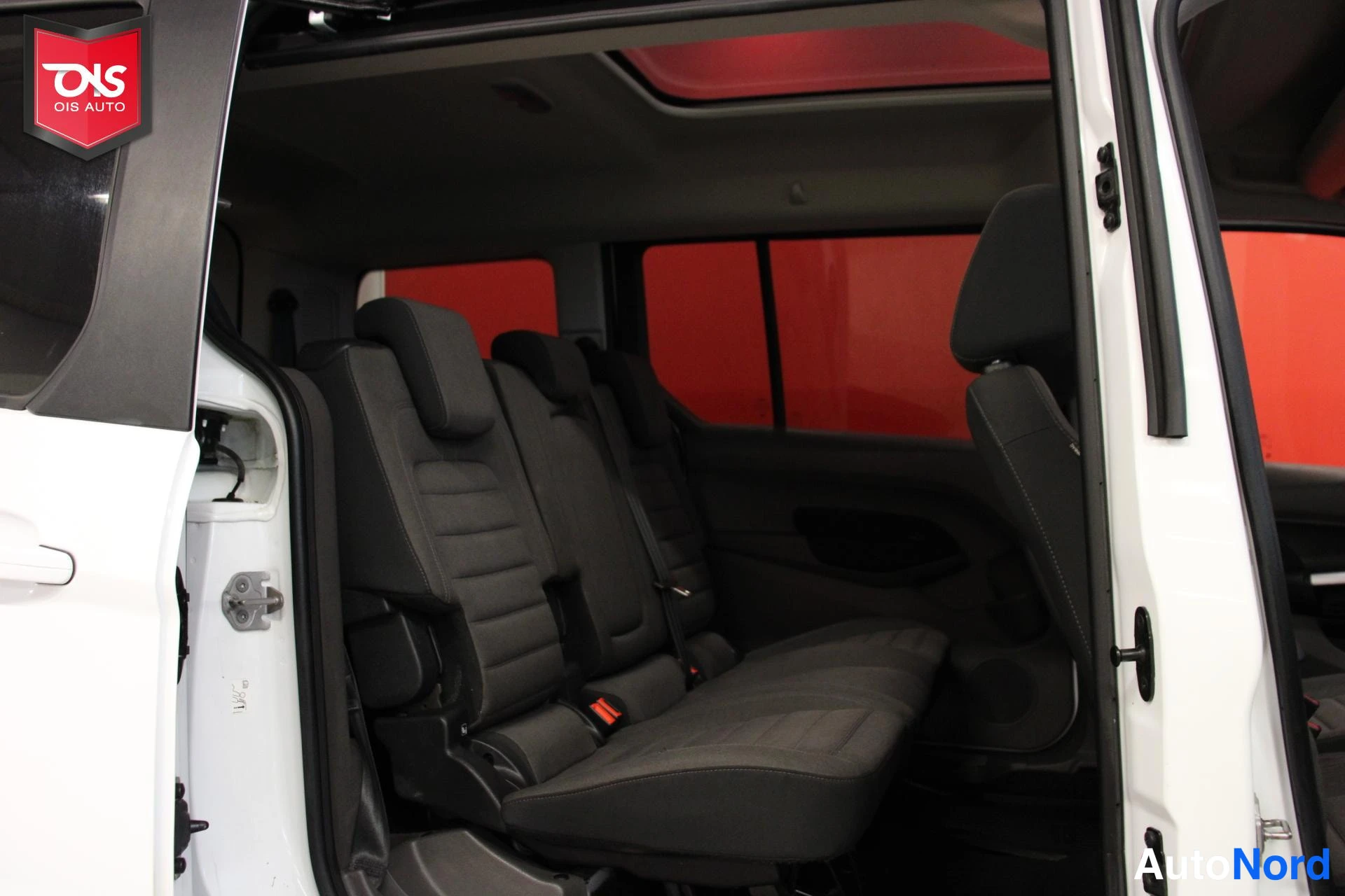 Valkoinen Ford Tourneo Connect 2022, takaistuimet, kuva 17