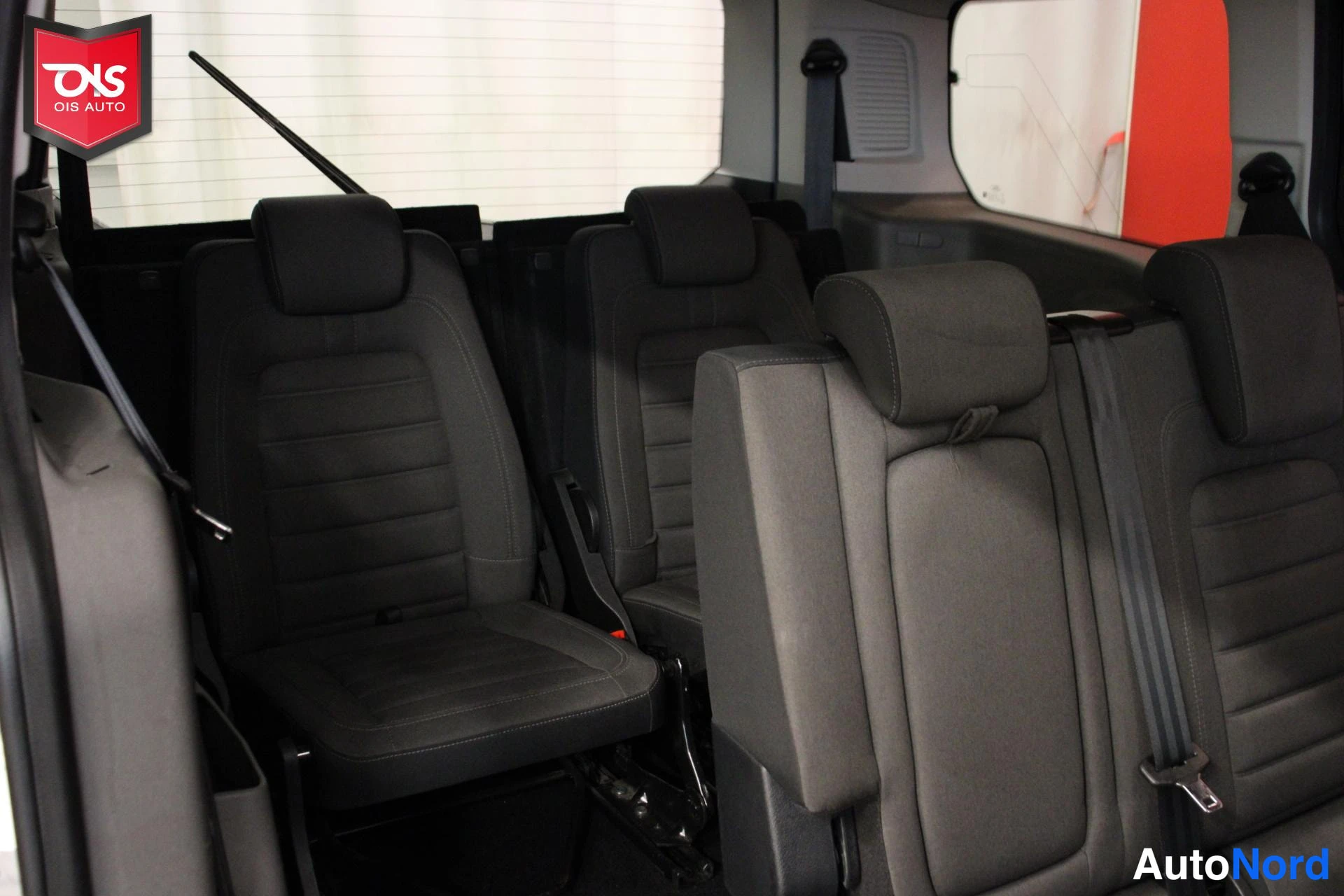 Valkoinen Ford Tourneo Connect 2022, takaistuimet, kuva 18