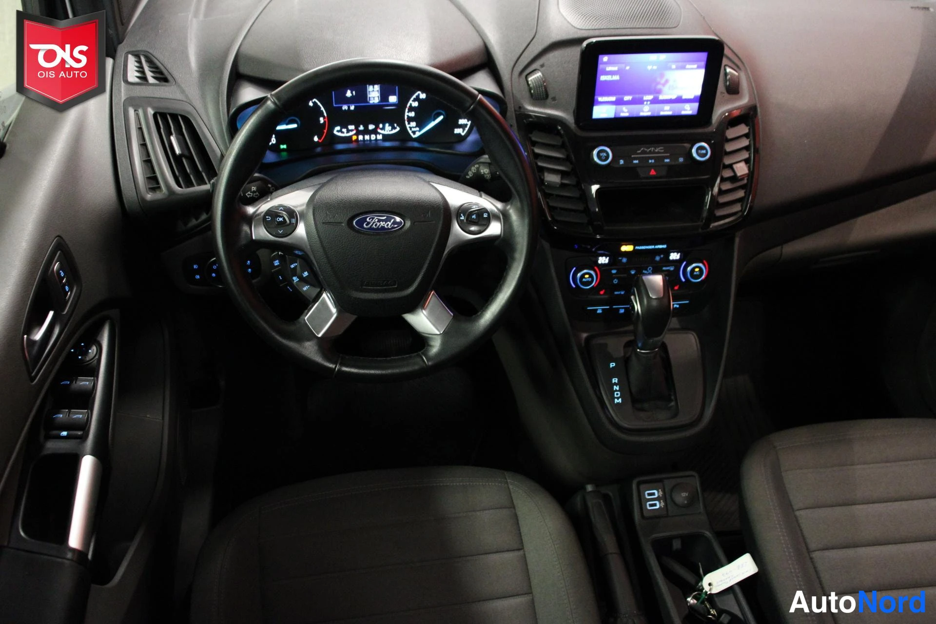 Valkoinen Ford Tourneo Connect 2022, ohjaamo, kuva 11