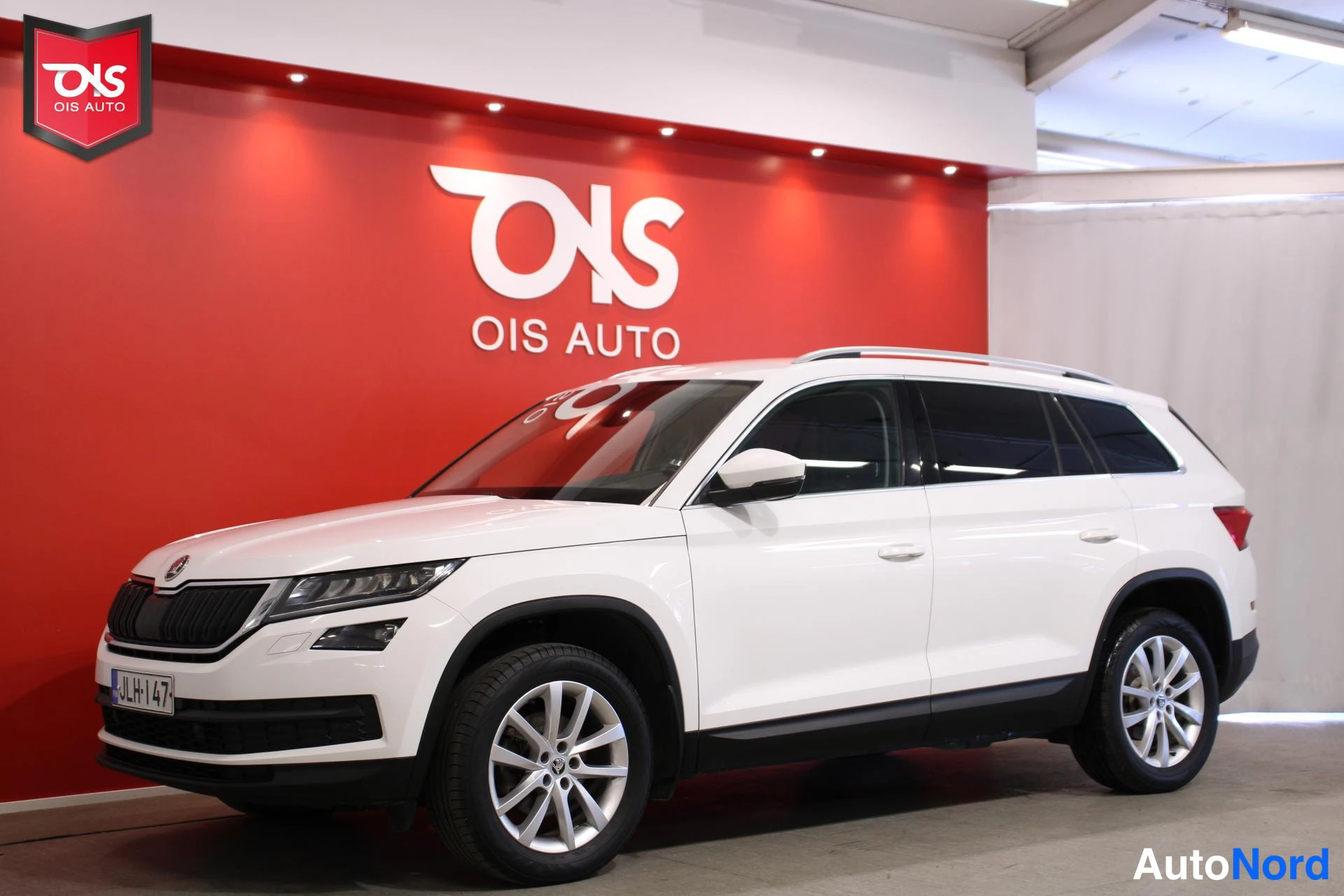 Valkoinen Skoda Kodiaq 2020, etuviisto, keula vasemmalle, kuva 2