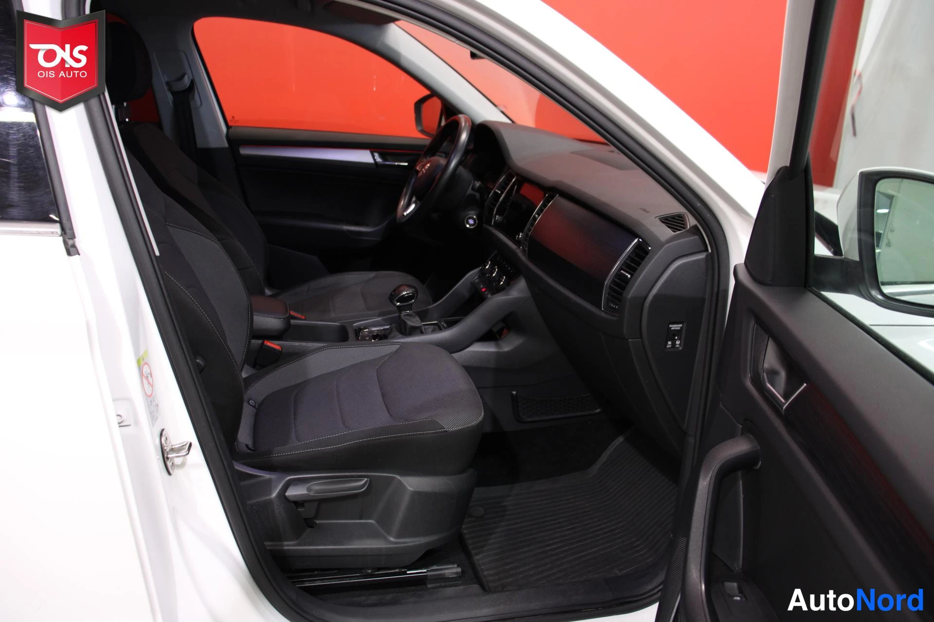 Valkoinen Skoda Kodiaq 2020, ohjaamo, kuva 12