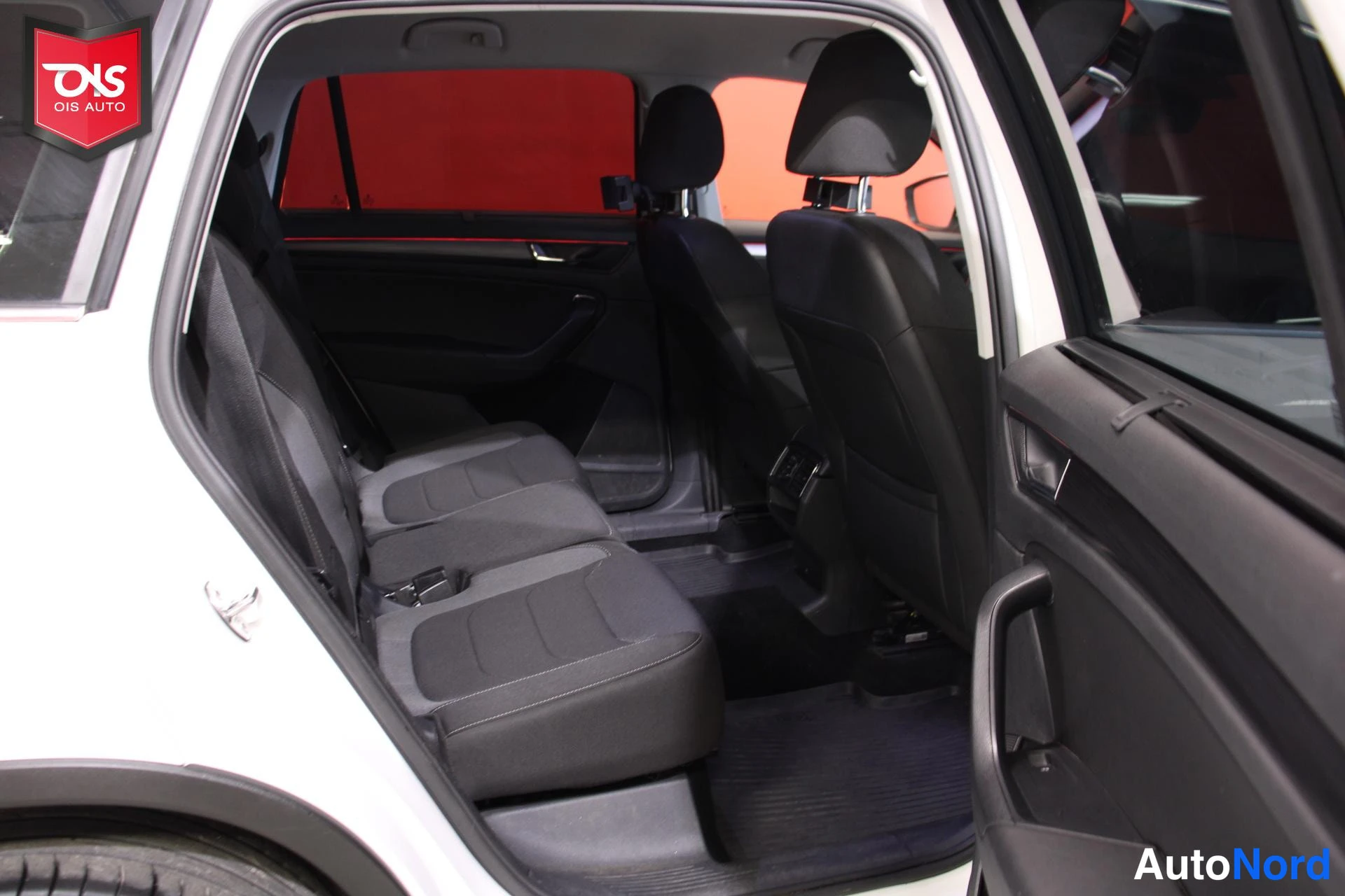 Valkoinen Skoda Kodiaq 2020, takaistuimet, kuva 14