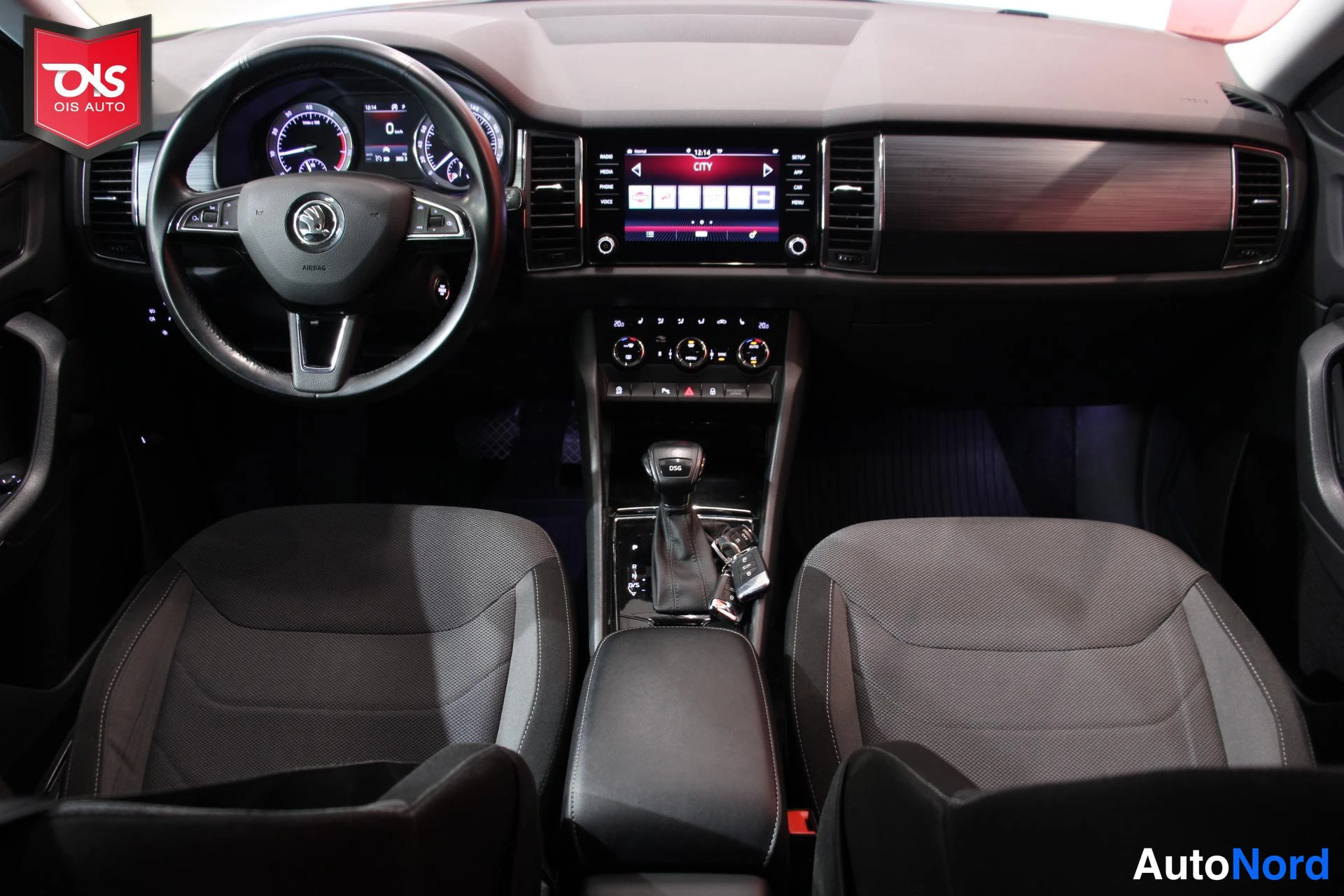 Valkoinen Skoda Kodiaq 2020, ohjaamo, kuva 10