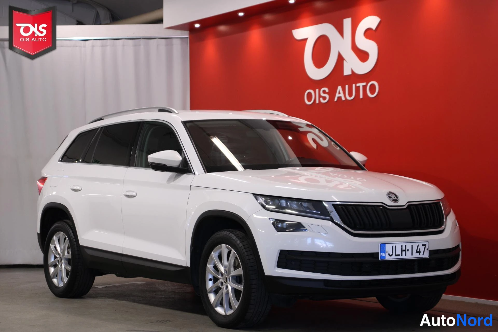 Valkoinen Skoda Kodiaq 2020, etuviisto, keula oikealle, kuva 3