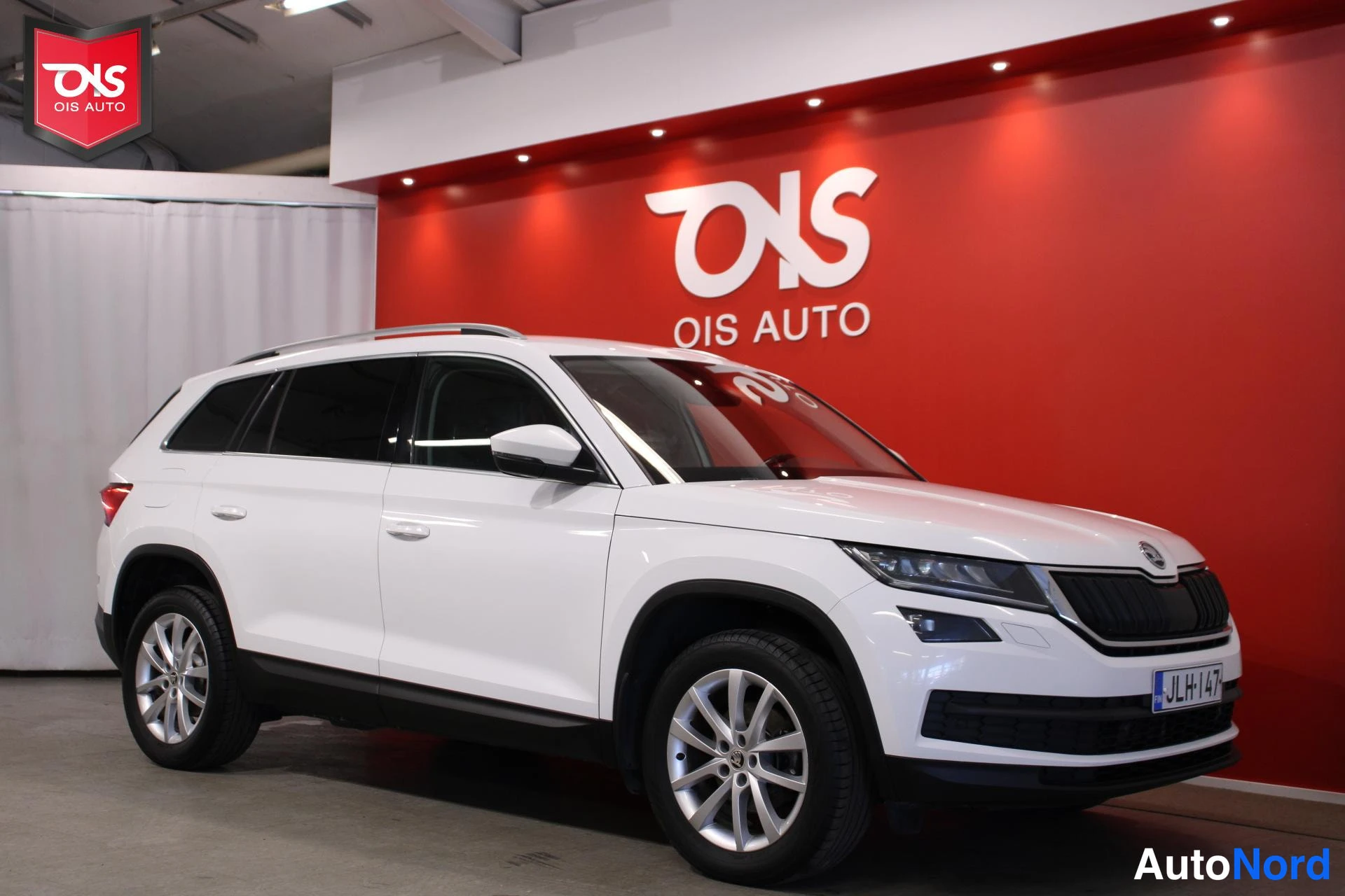 Valkoinen Skoda Kodiaq 2020, etuviisto, keula oikealle, kuva 4