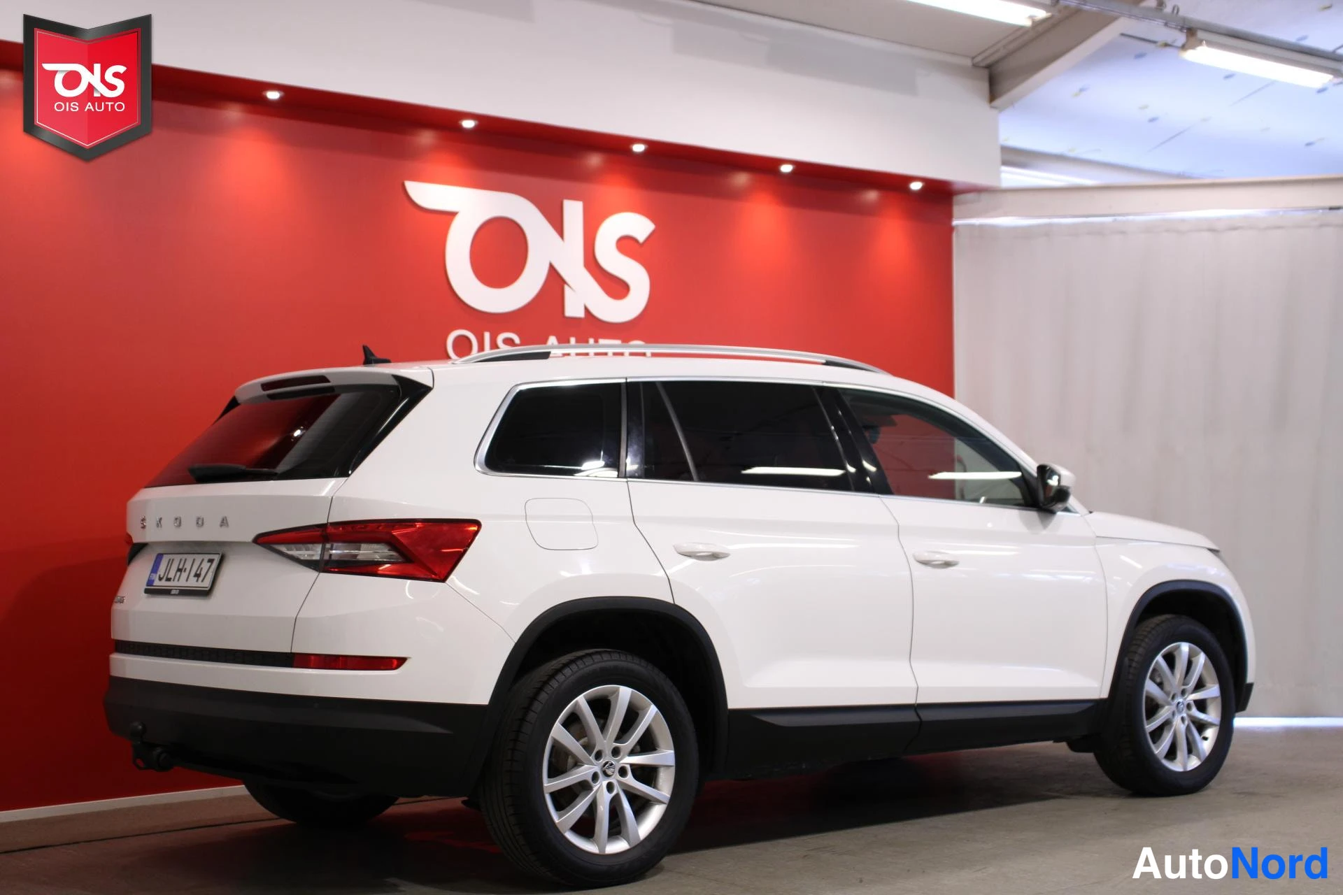 Valkoinen Skoda Kodiaq 2020, takaviisto, kuva 5
