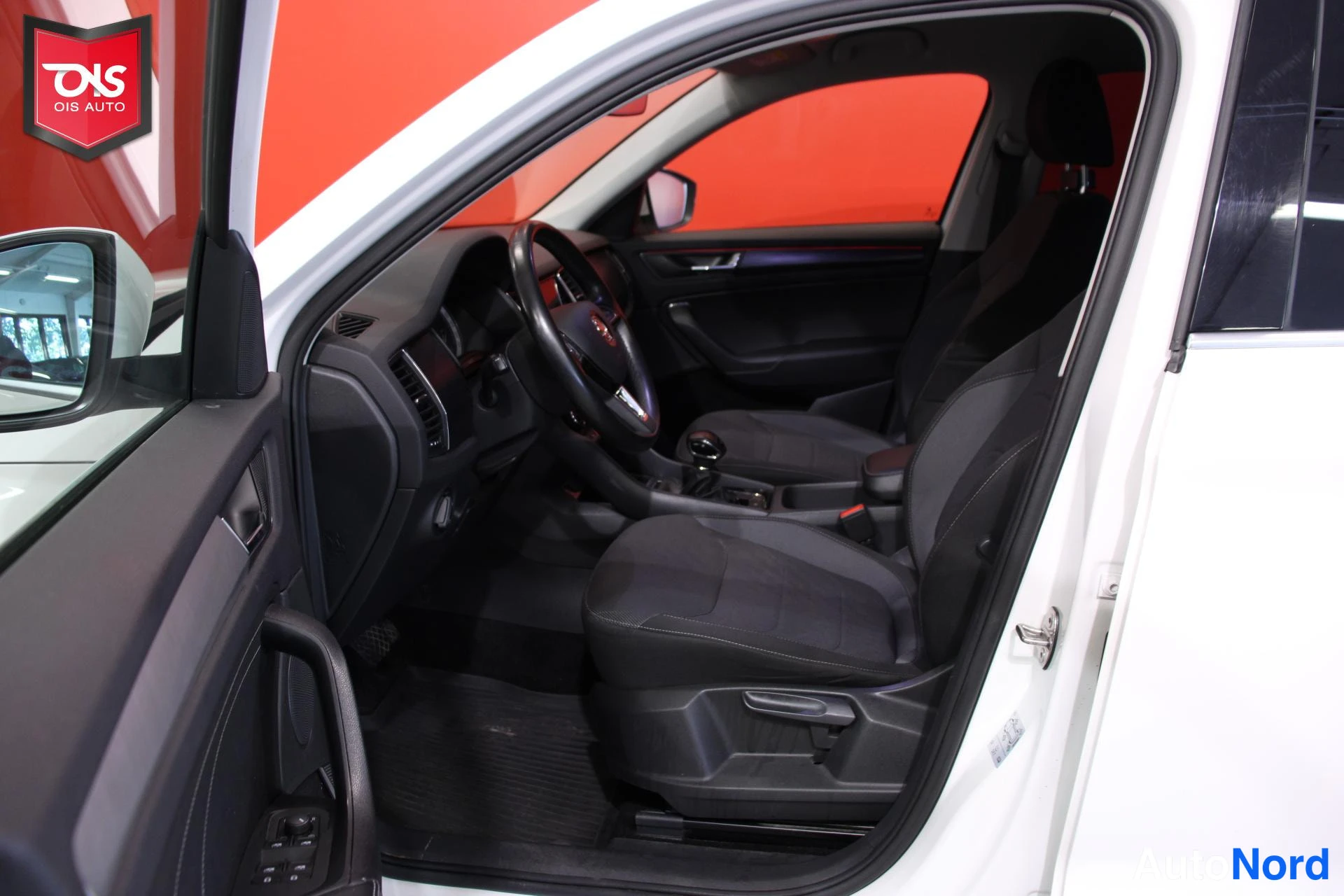 Valkoinen Skoda Kodiaq 2020, ohjaamo, kuva 11