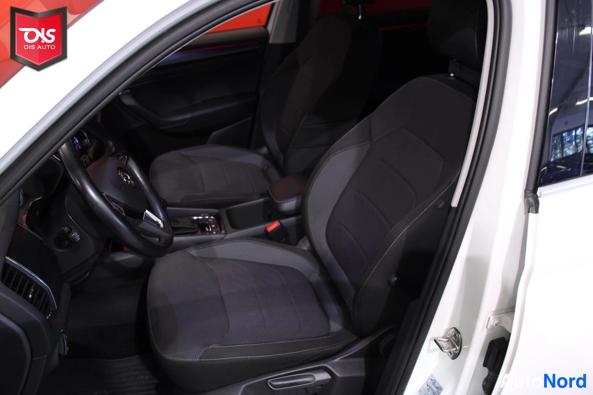 Valkoinen Skoda Kodiaq 2020, etuistuimet, kuva 13