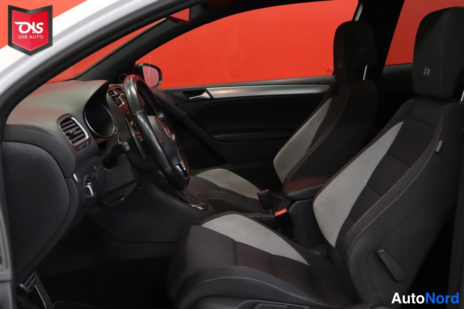 Valkoinen Volkswagen Golf R 2010, ohjaamo, kuva 11