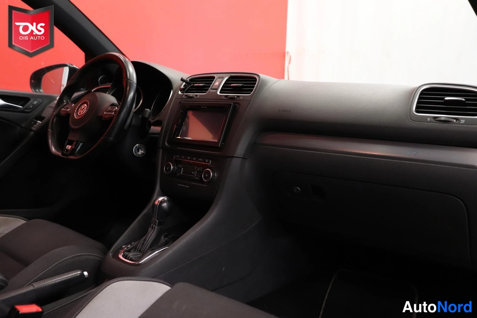 Valkoinen Volkswagen Golf R 2010, ohjaamo, kuva 12
