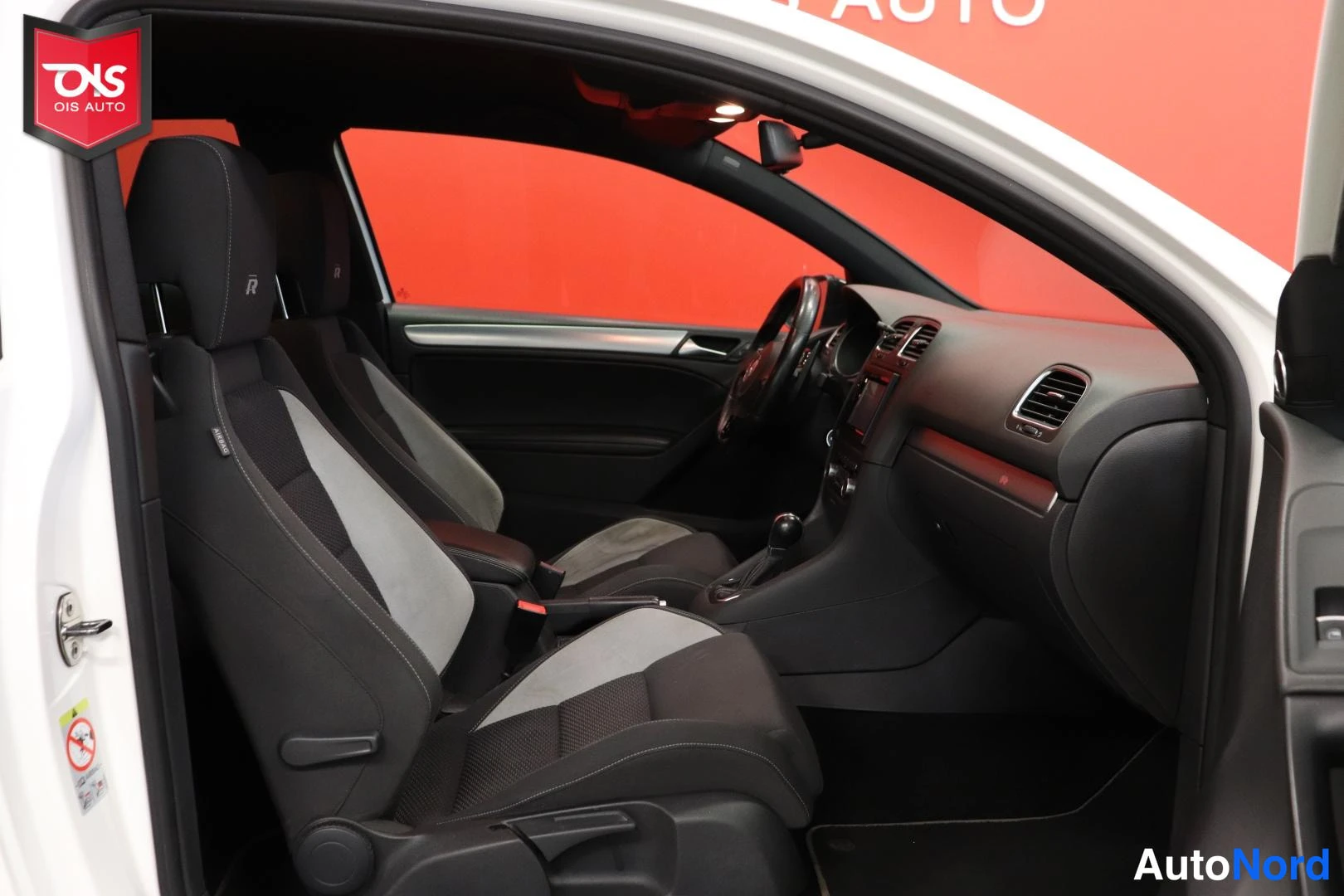 Valkoinen Volkswagen Golf R 2010, etuistuimet, kuva 13
