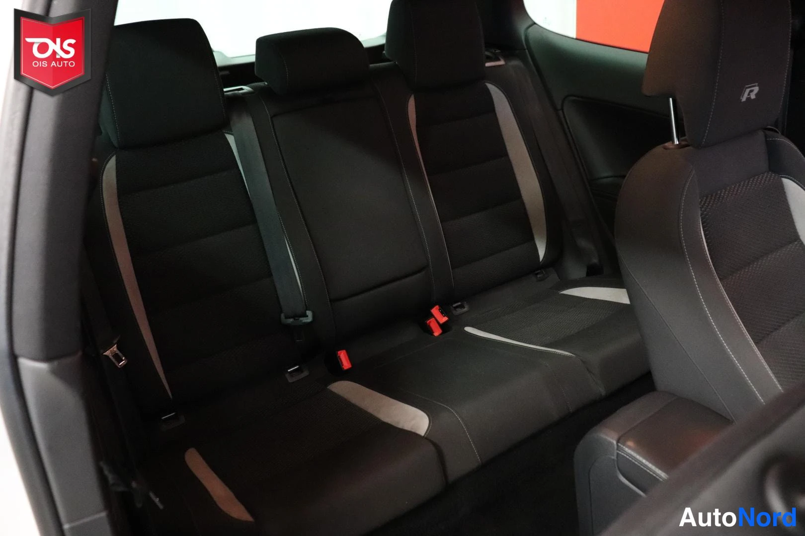 Valkoinen Volkswagen Golf R 2010, takaistuimet, kuva 14