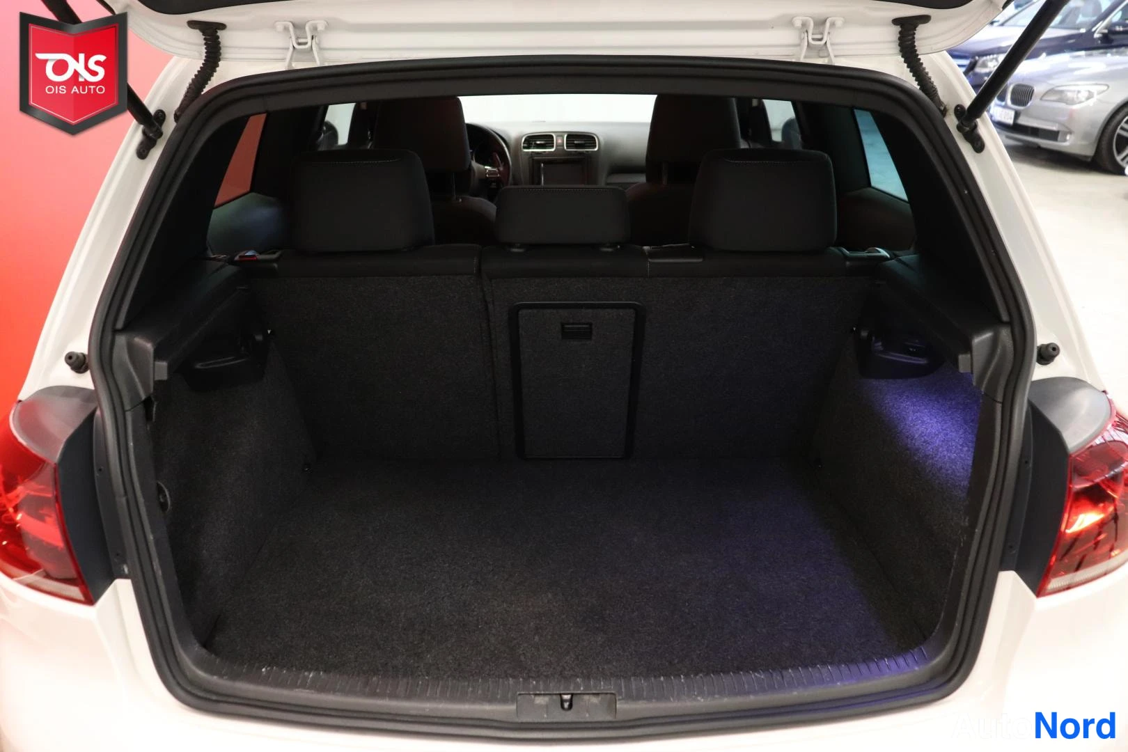 Valkoinen Volkswagen Golf R 2010, tavaratila, kuva 15