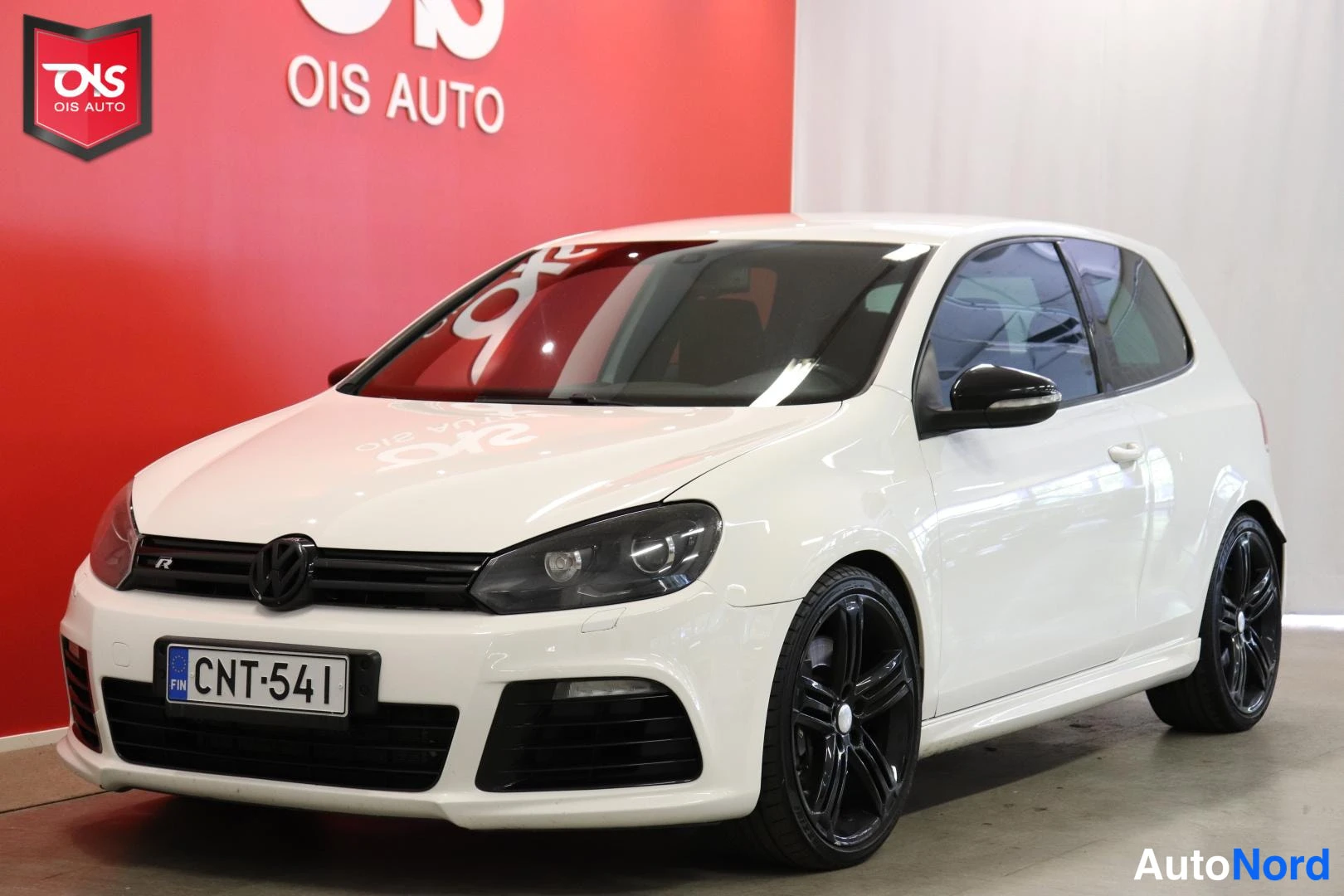 Valkoinen Volkswagen Golf R 2010, etuviisto, keula oikealle, kuva 3
