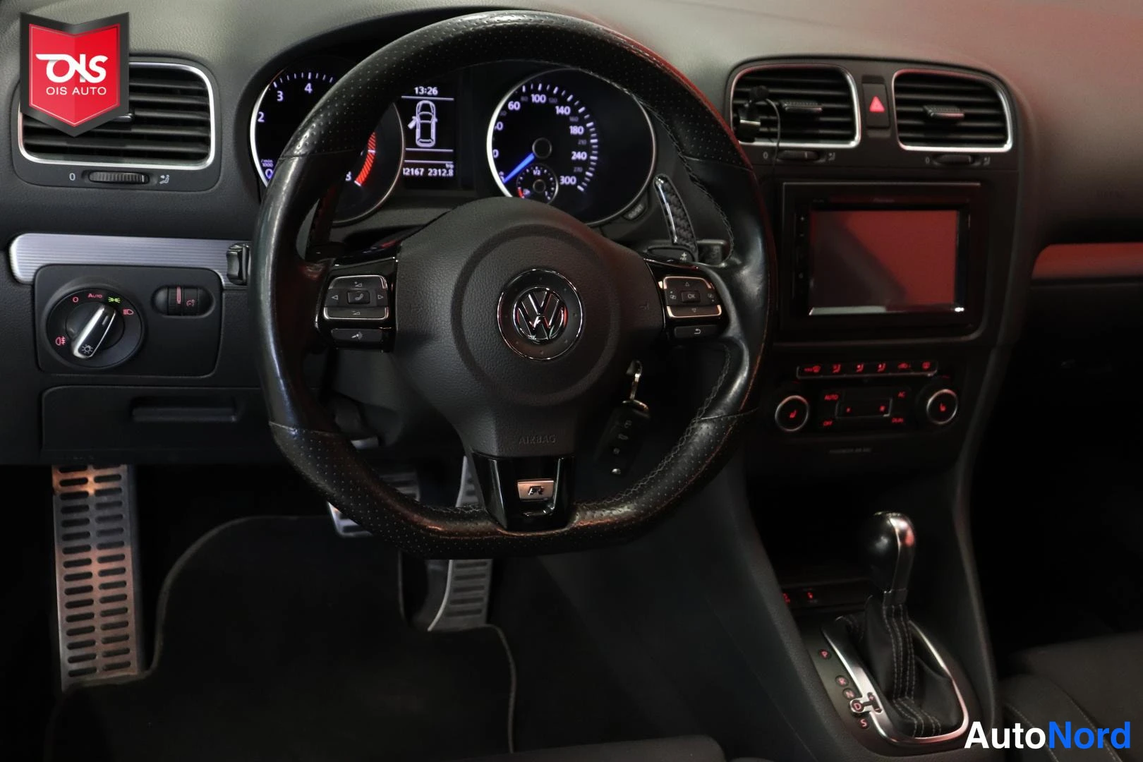 Valkoinen Volkswagen Golf R 2010, ohjaamo, kuva 9