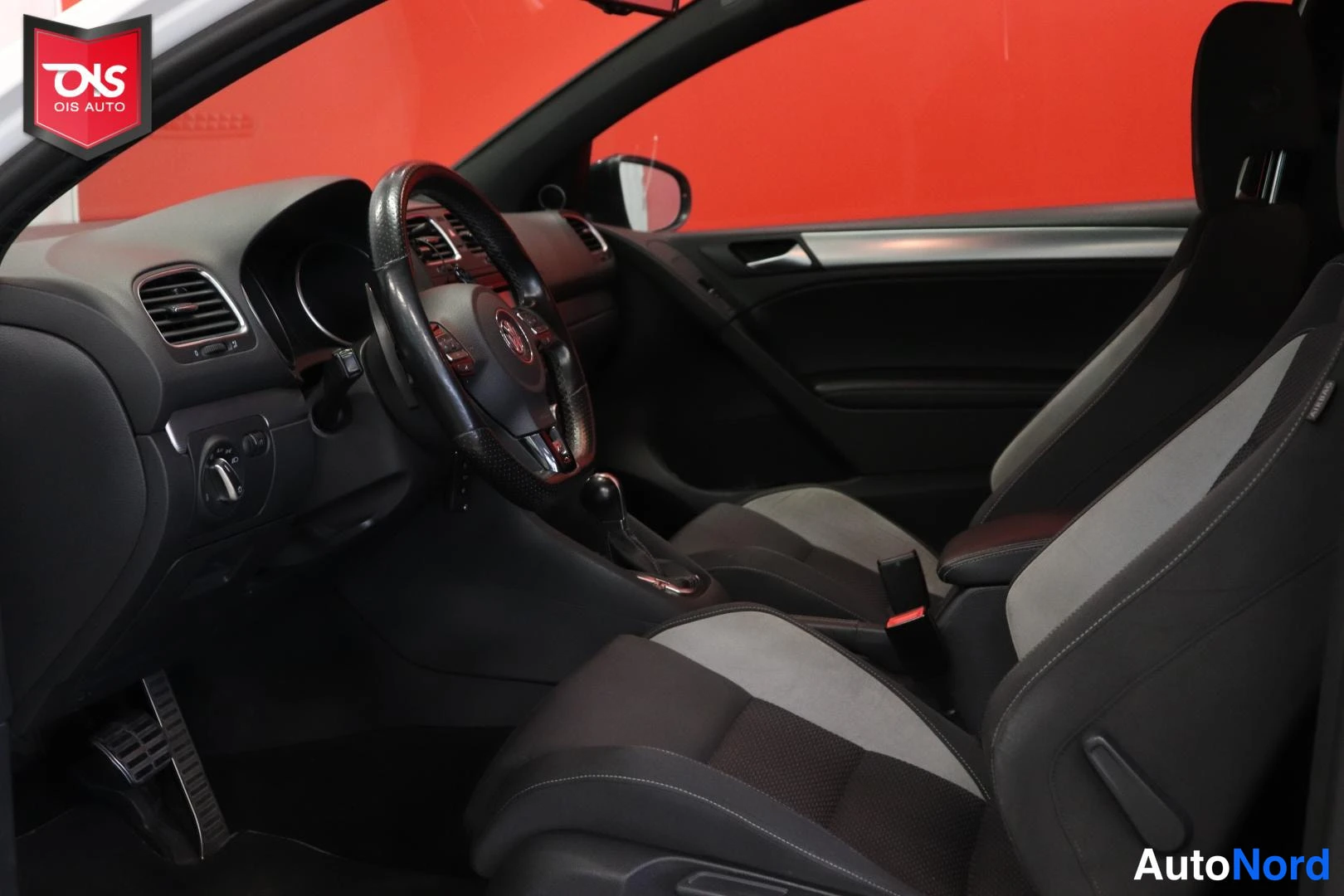 Valkoinen Volkswagen Golf R 2010, ohjaamo, kuva 10
