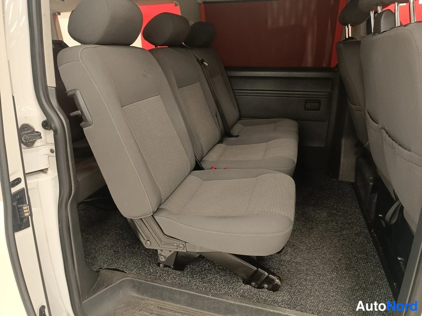Valkoinen Volkswagen Caravelle 2012, takaistuimet, kuva 8